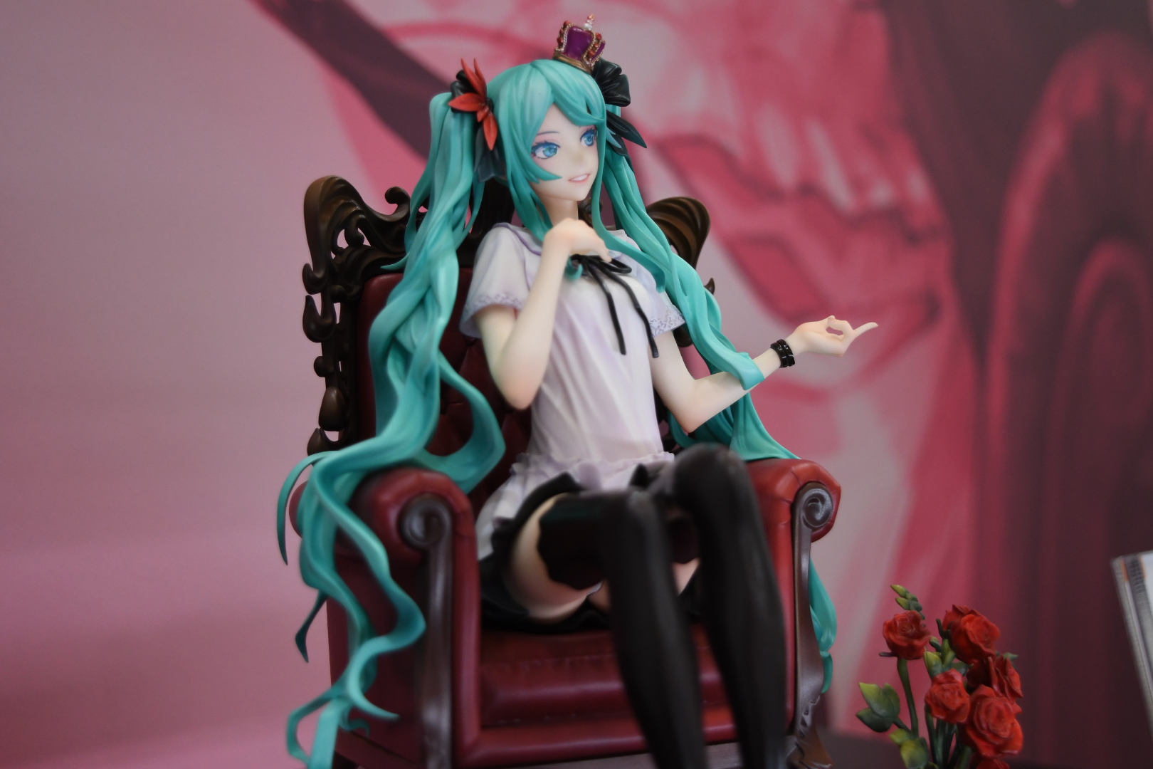 クールで気品のある、普段のミクとはまた違った魅力を放っている