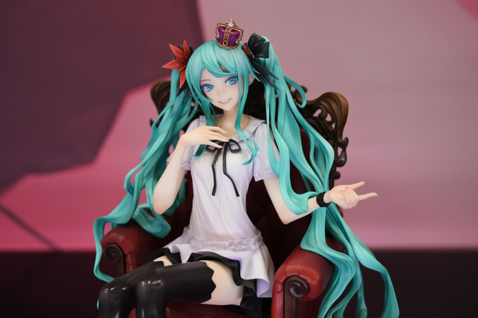 クールで気品のある、普段のミクとはまた違った魅力を放っている