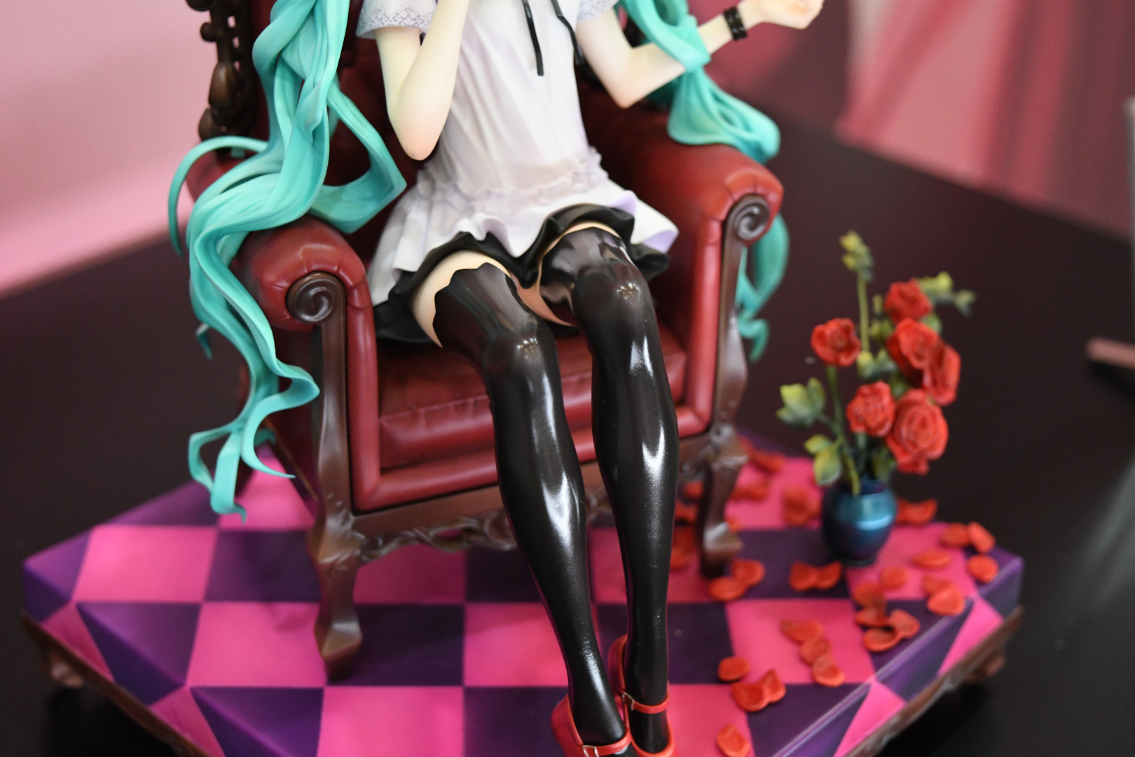 クールで気品のある、普段のミクとはまた違った魅力を放っている