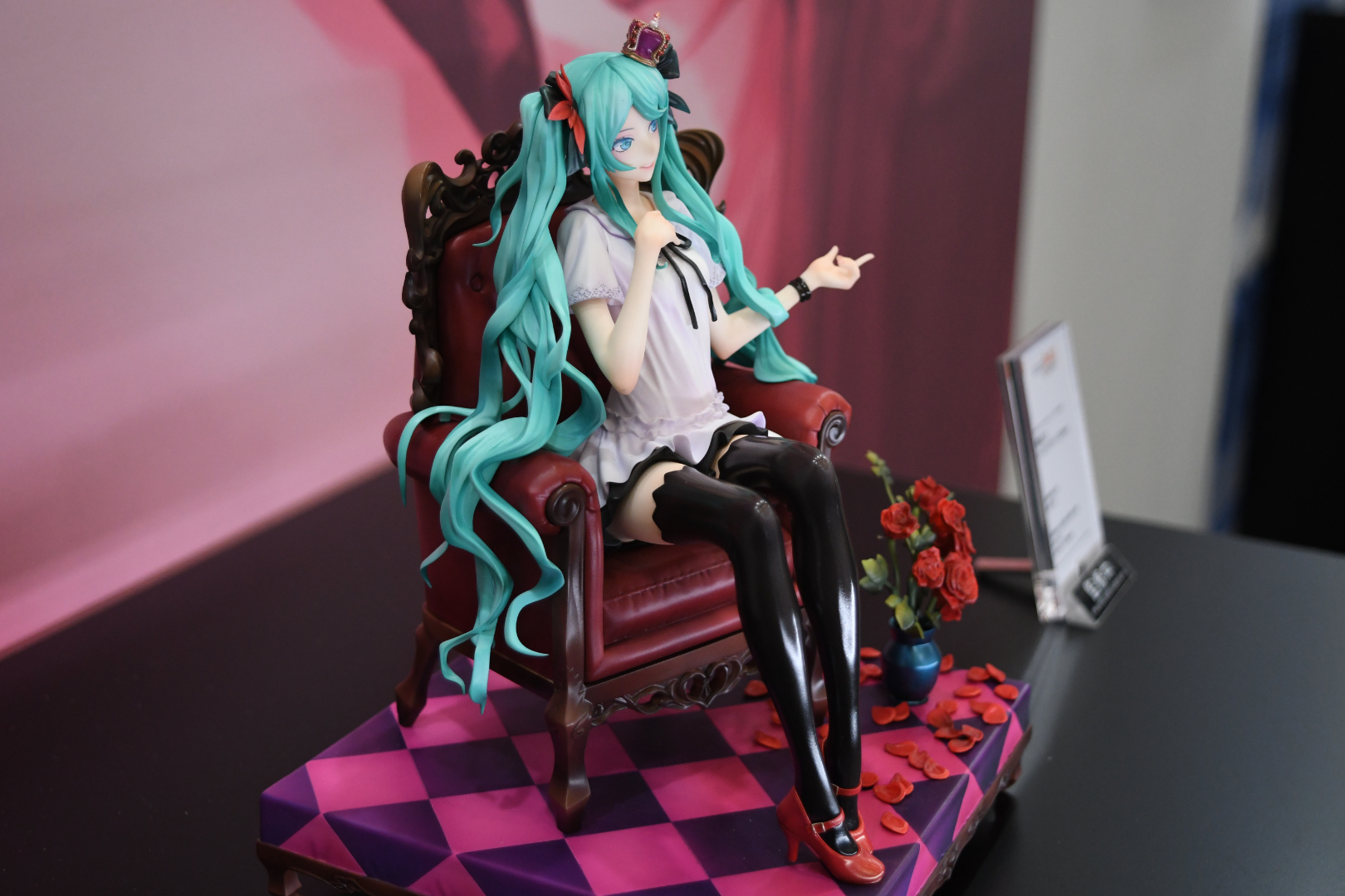 クールで気品のある、普段のミクとはまた違った魅力を放っている