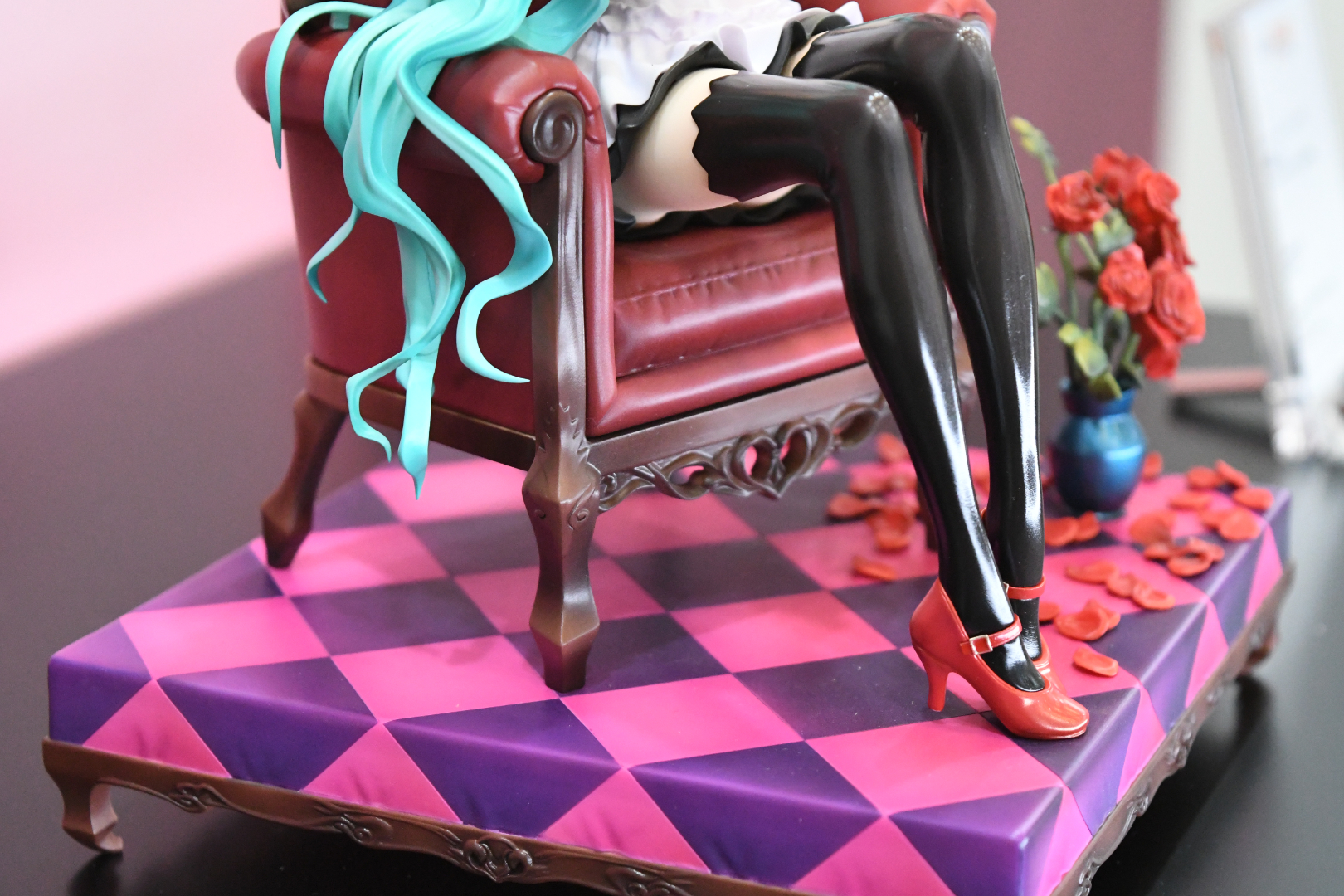 クールで気品のある、普段のミクとはまた違った魅力を放っている