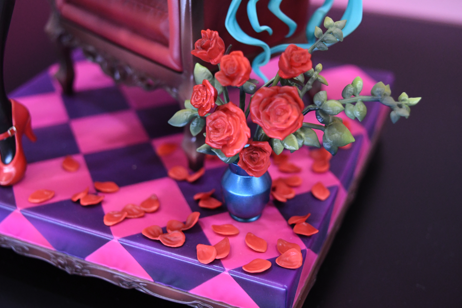 クールで気品のある、普段のミクとはまた違った魅力を放っている