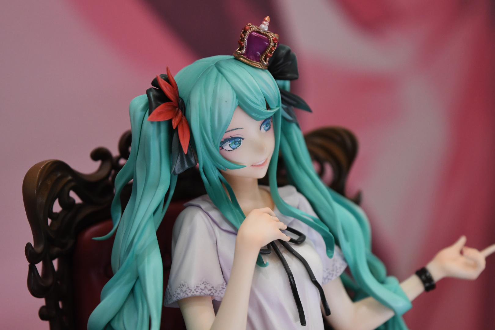 クールで気品のある、普段のミクとはまた違った魅力を放っている