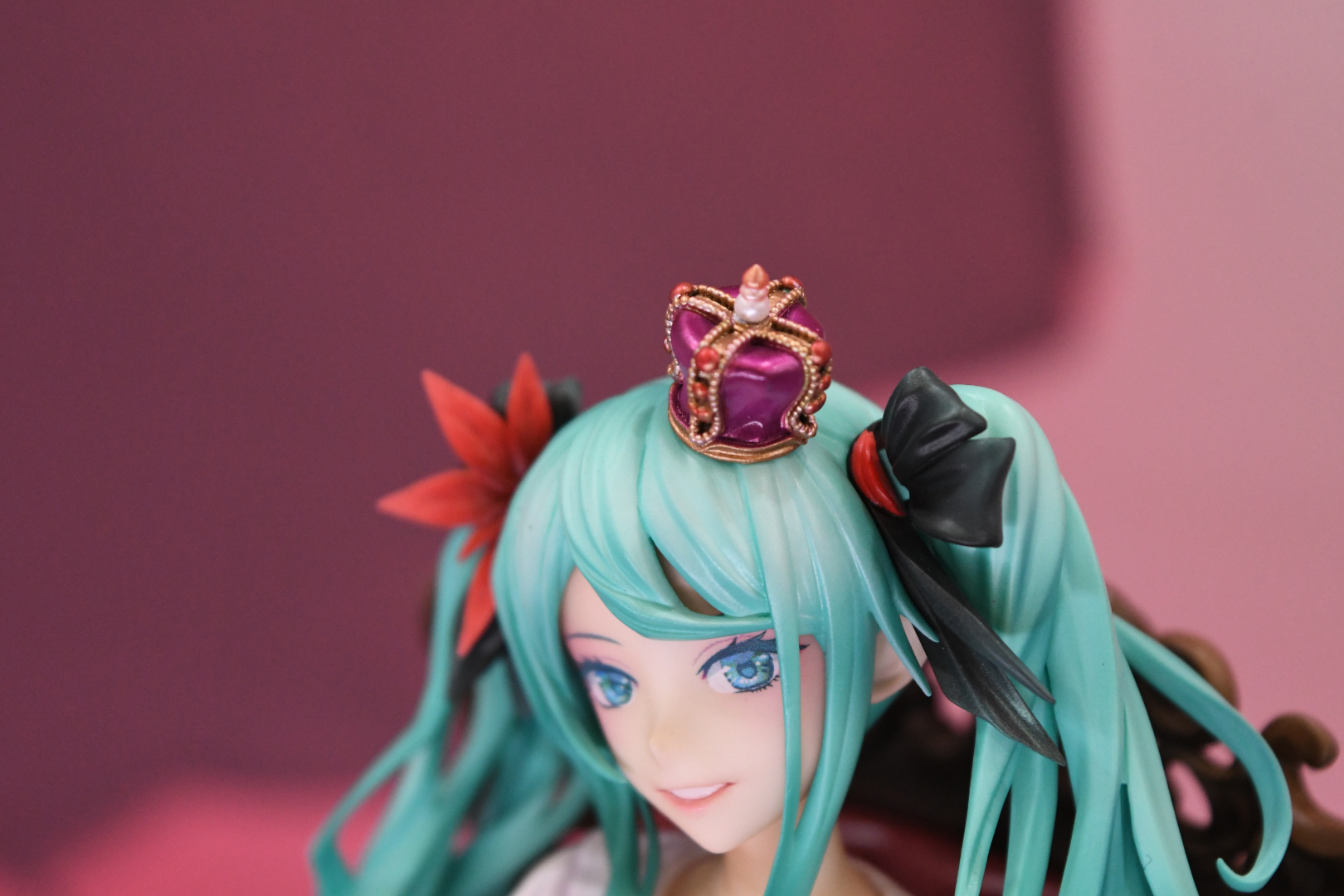 クールで気品のある、普段のミクとはまた違った魅力を放っている