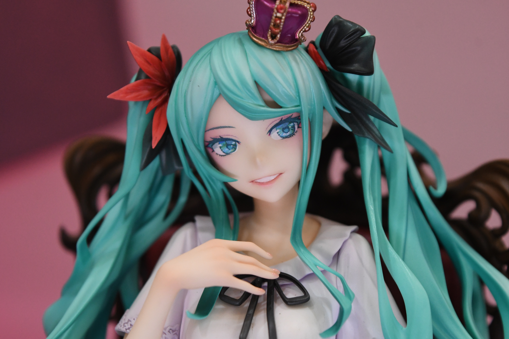 クールで気品のある、普段のミクとはまた違った魅力を放っている