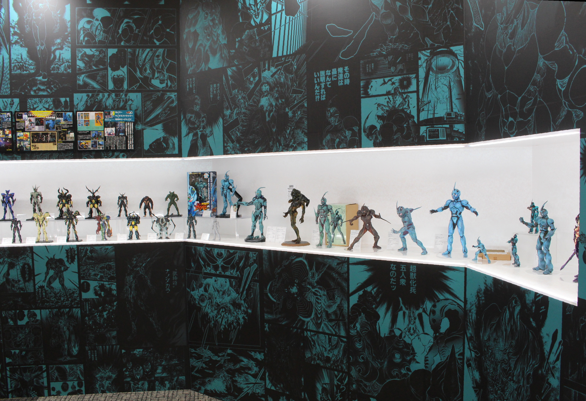 ずらりと並んだ各社の造形。MAX渡辺氏が手がけた連載開始直後の造形など貴重なものもある