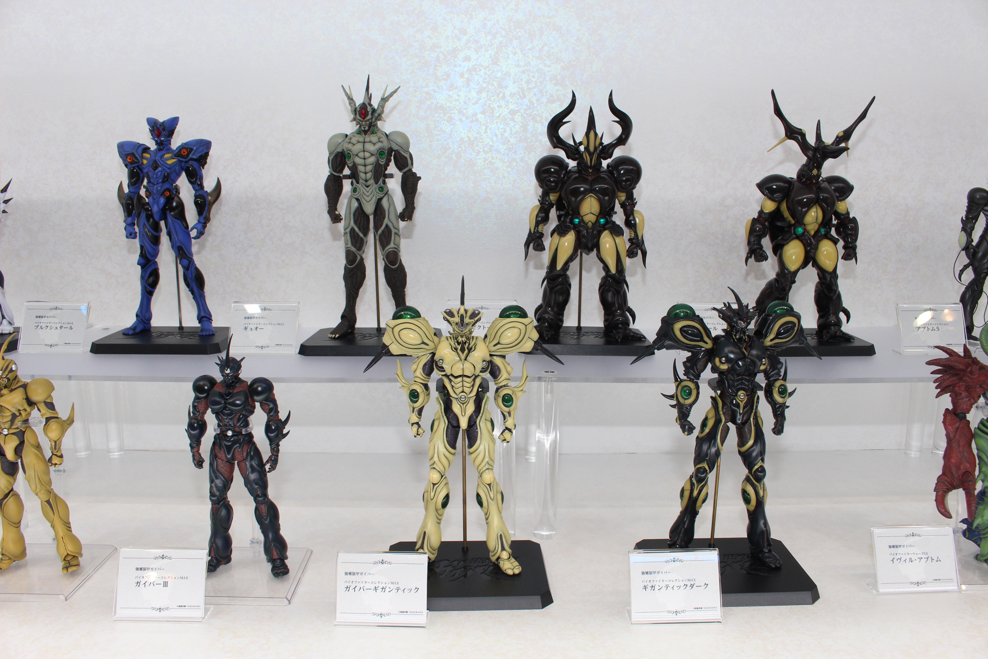 ずらりと並んだ各社の造形。MAX渡辺氏が手がけた連載開始直後の造形など貴重なものもある