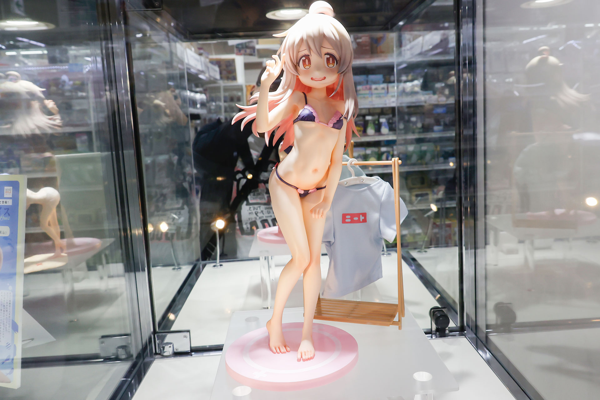 フィギュアの素材はPVCとABSで、全高は約400mmだ