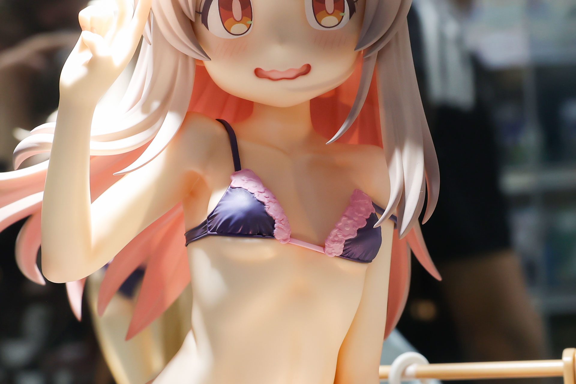 ほっそりとしたスレンダーな体型である