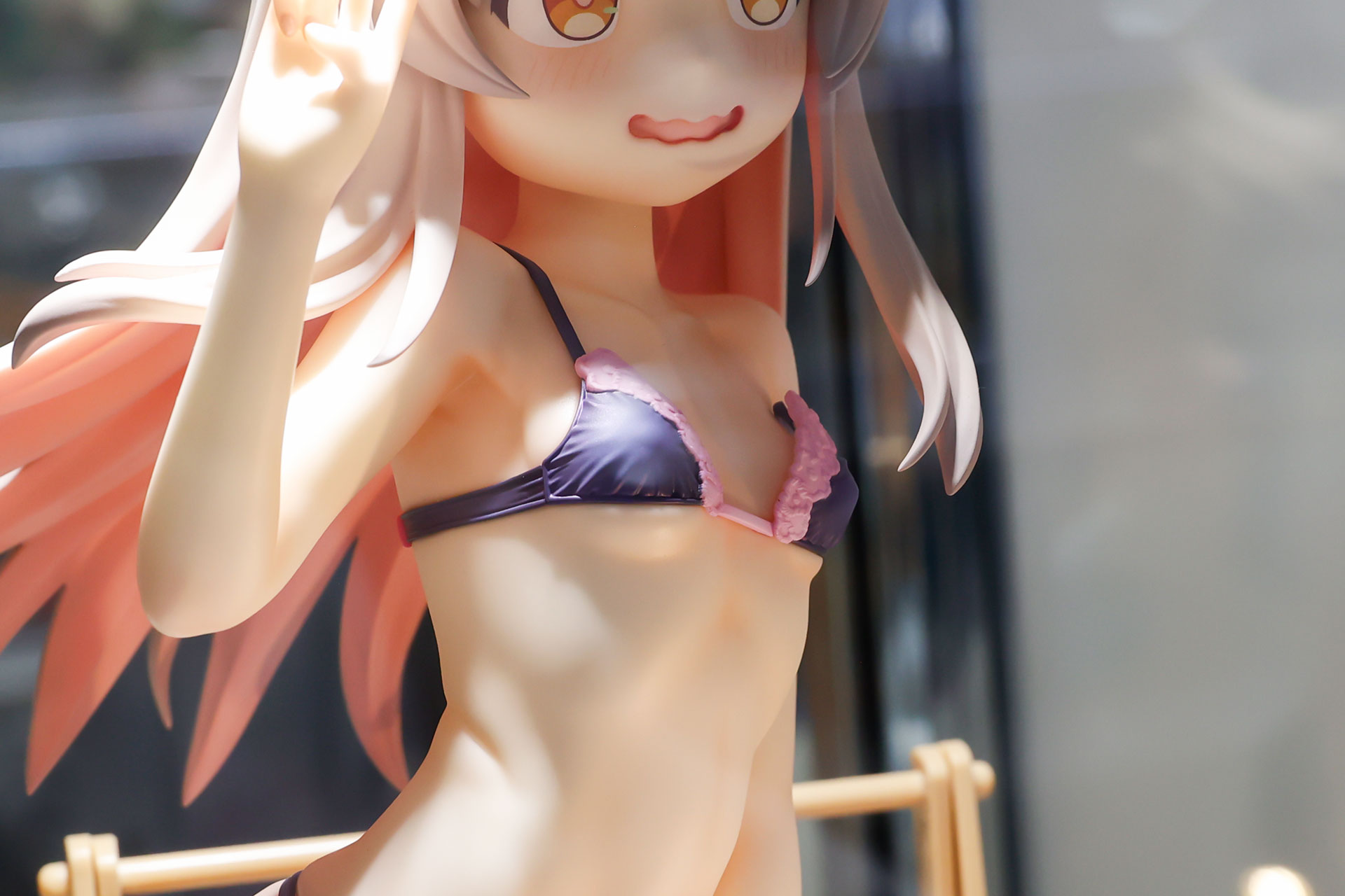 腰のあたりのシワなど見事な造形だ