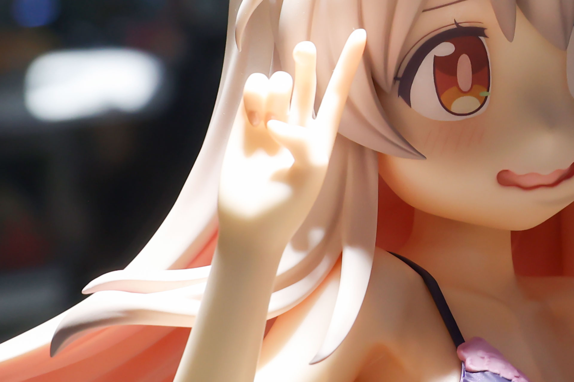 指はやんわりピースをしているかのようだ