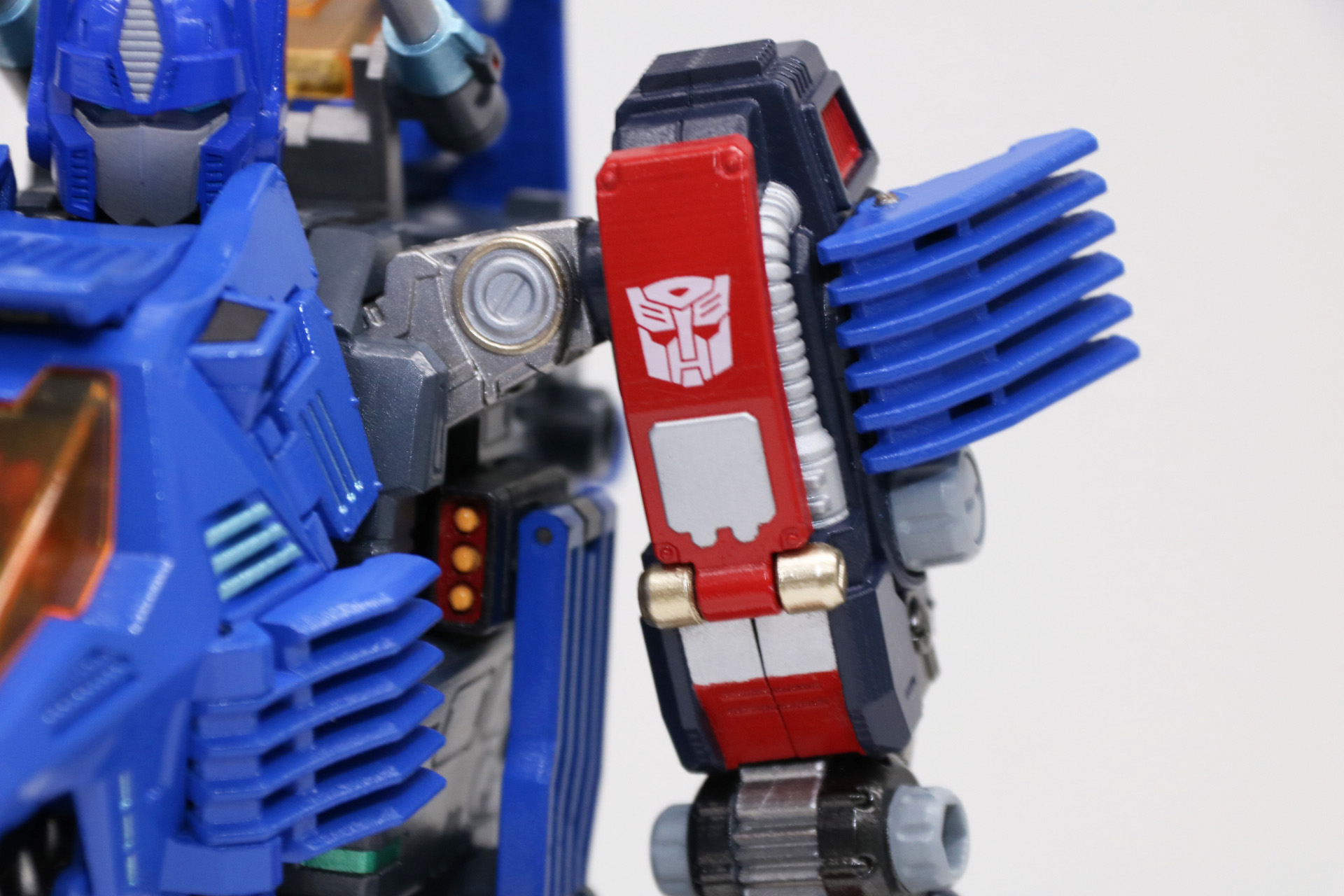 肩にはオートボットのエンブレムが施されている