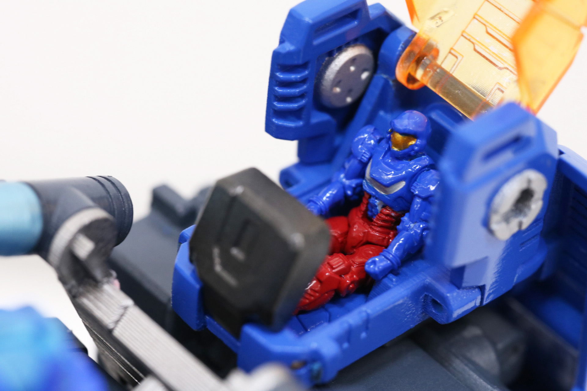 ゾイドのロゴと共和国キャノピーをイメージしたカラーリングのダイアクロン隊員