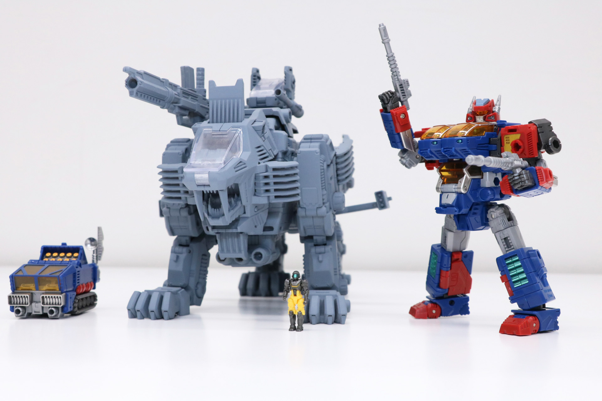 シールドライガーモードでの比較<br />※「DA-93 ロボットベース搭載マシンセット」は別売りです。