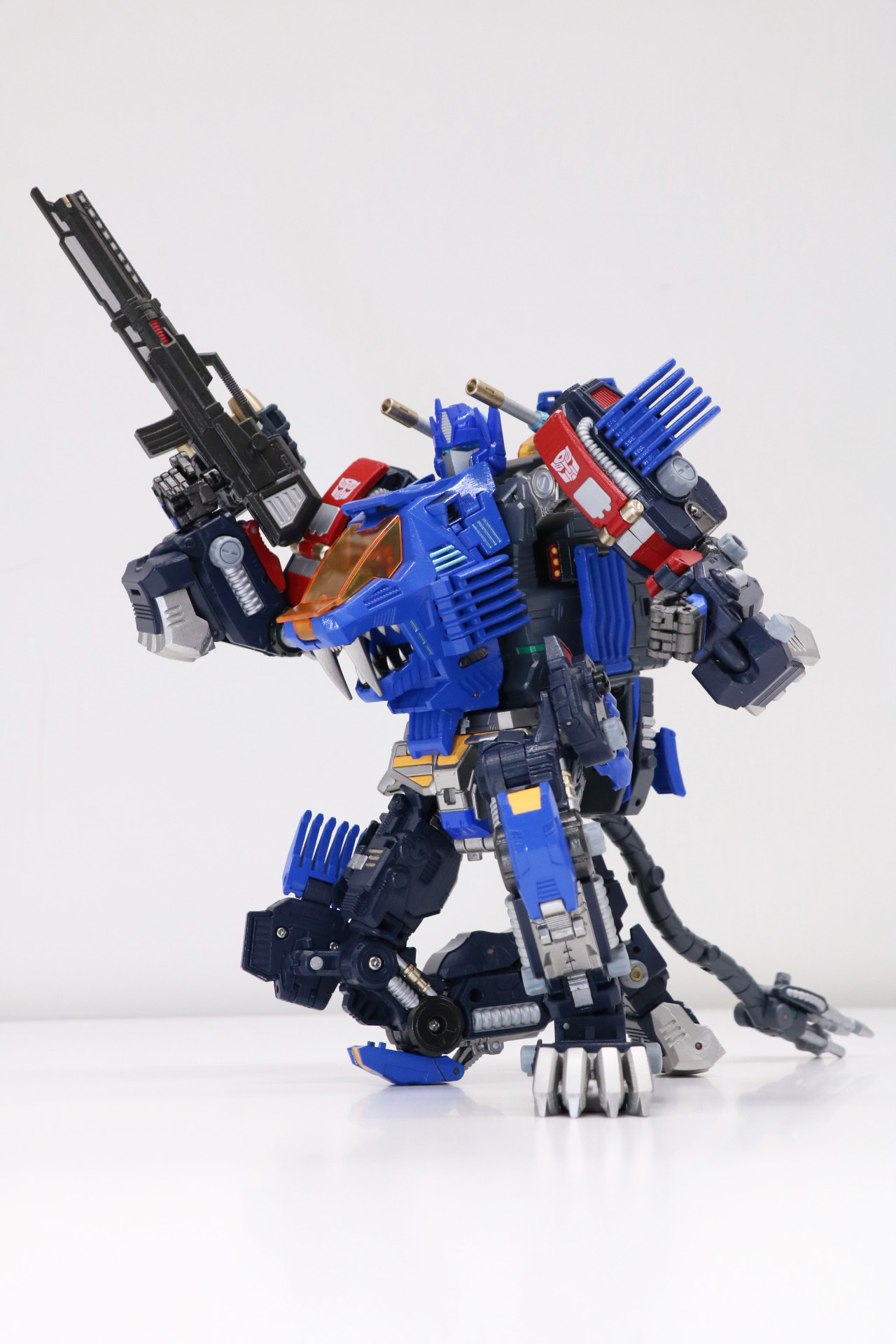 膝立ちポーズも取れる広い可動を実現