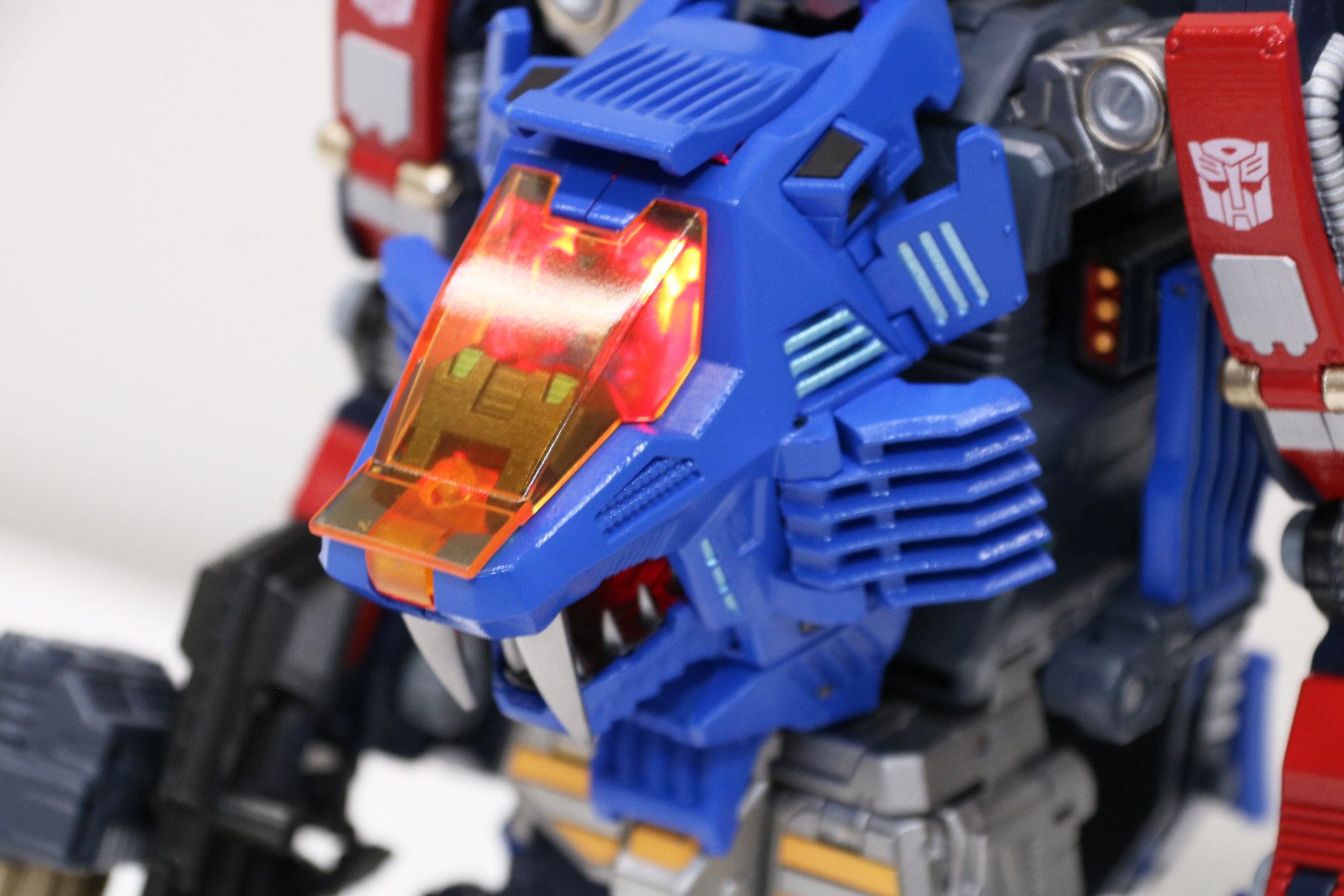 LED発光ギミック。シートがクリア―パーツとなっており、LEDの光を透過して発光<br />※試作品のためLEDの発光カラーは製品版とは異なります