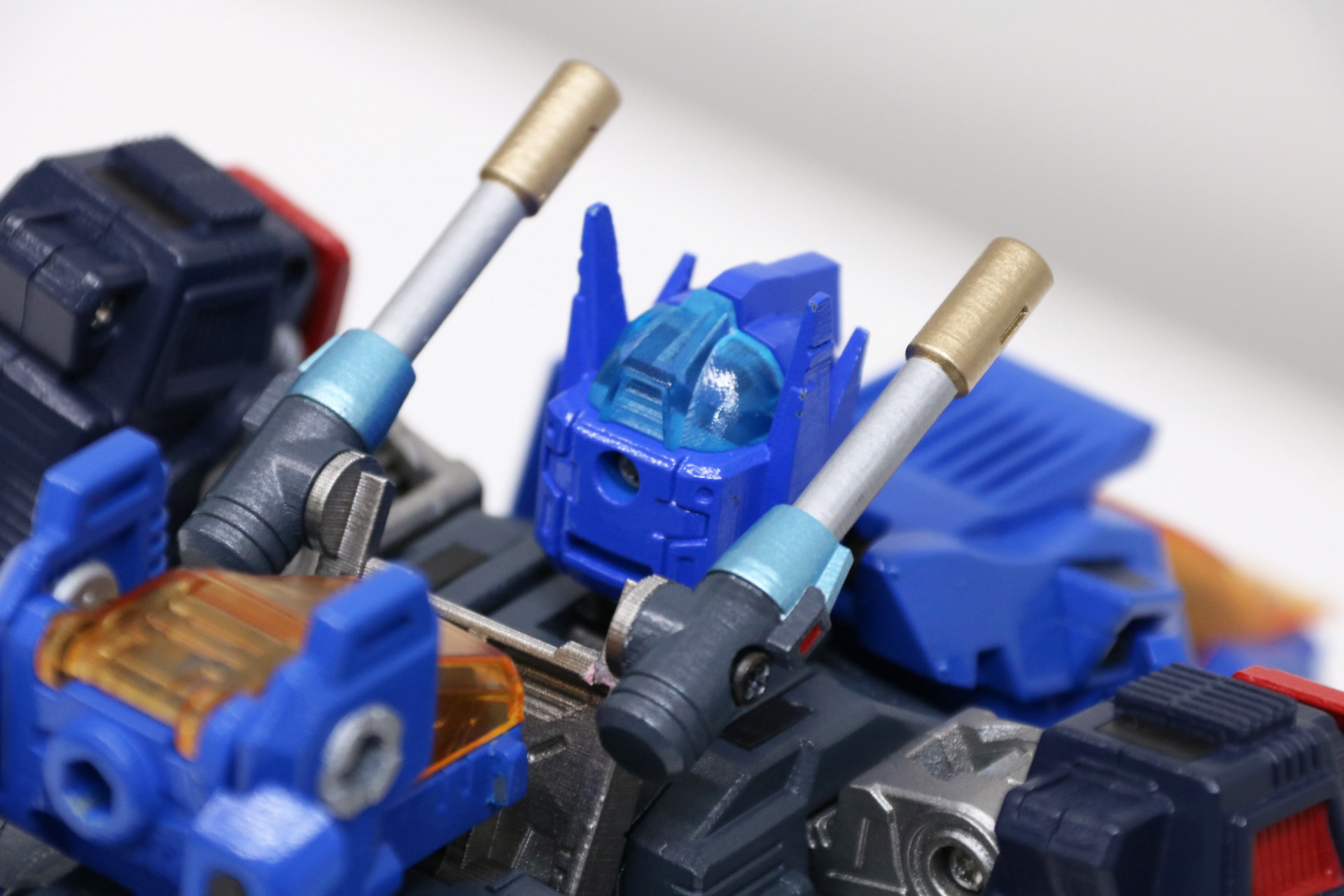 後頭部はクリアーブルーの集光パーツが使用されている