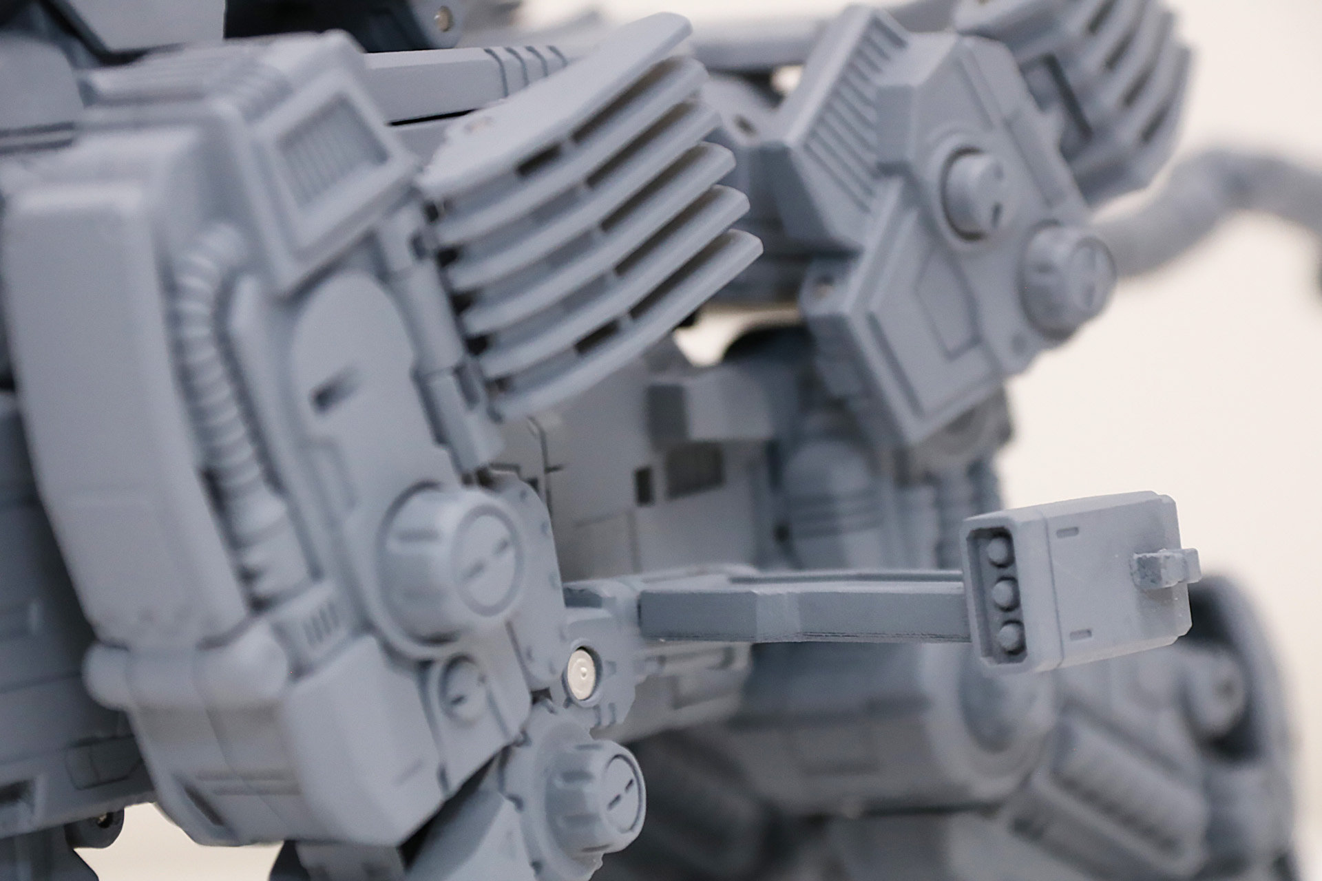 腹部の展開式ミサイルポッド