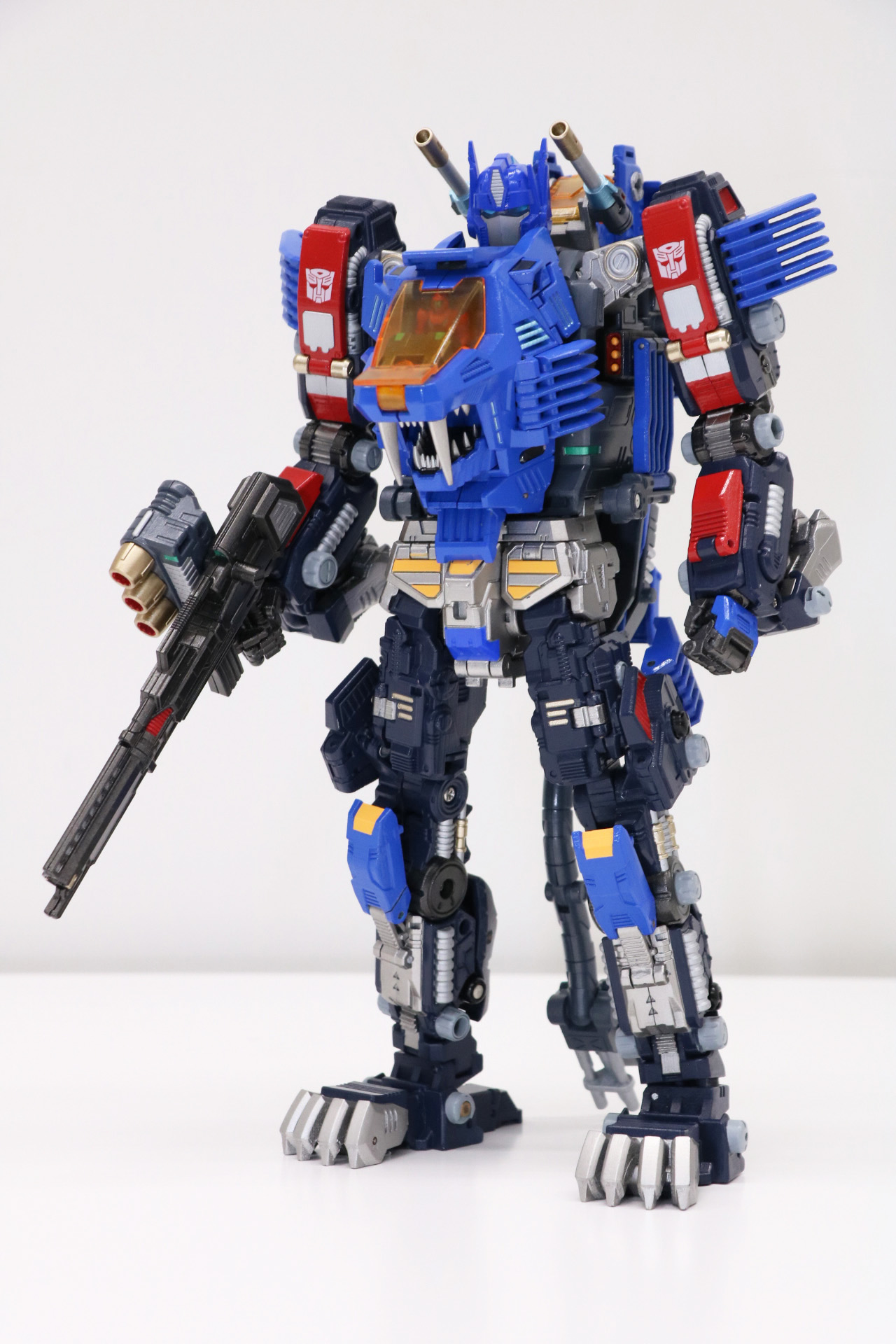 オートボット司令官オプティマスプライムの頭部や迫力ある姿を実現