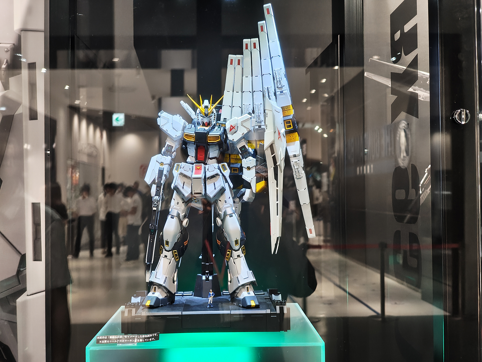 「PERFECT GRADE UNLEASHED 1/60 νガンダム」全景