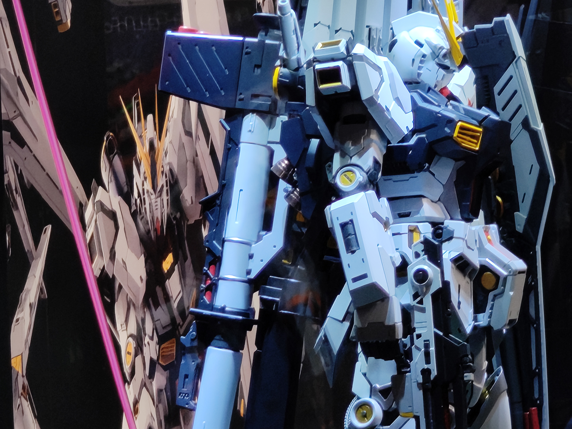 背中のニュー・ハイパー・バズーカのサポートアームをチェック