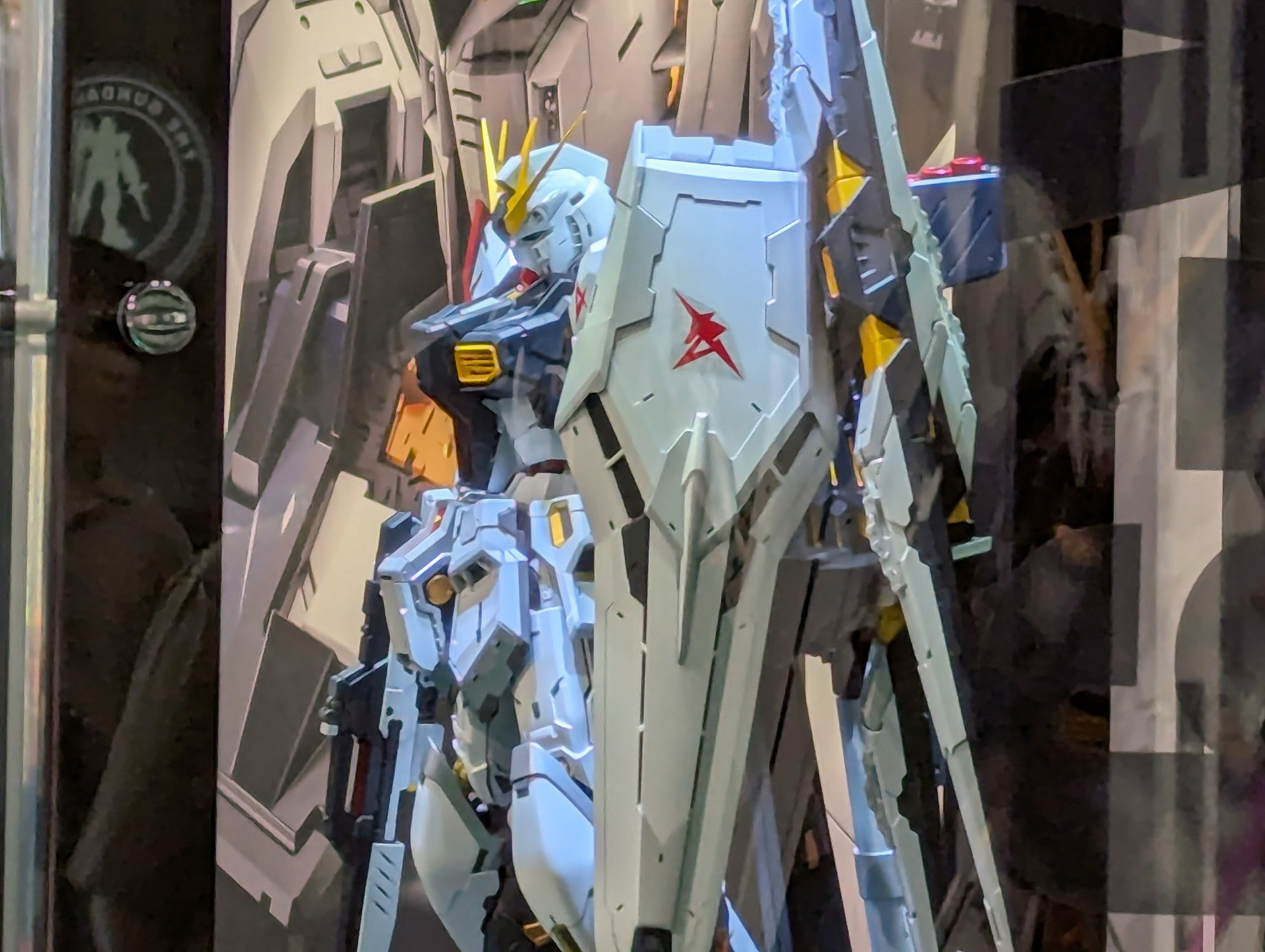 右側面にはガラスに模様が入っており細部の確認が難しかった