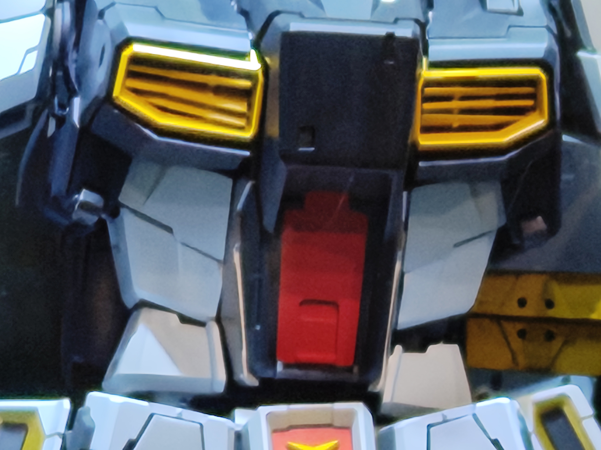 胸部。コックピットハッチは,閉じた状態のため、開閉ギミックやディティールが確認できず残念