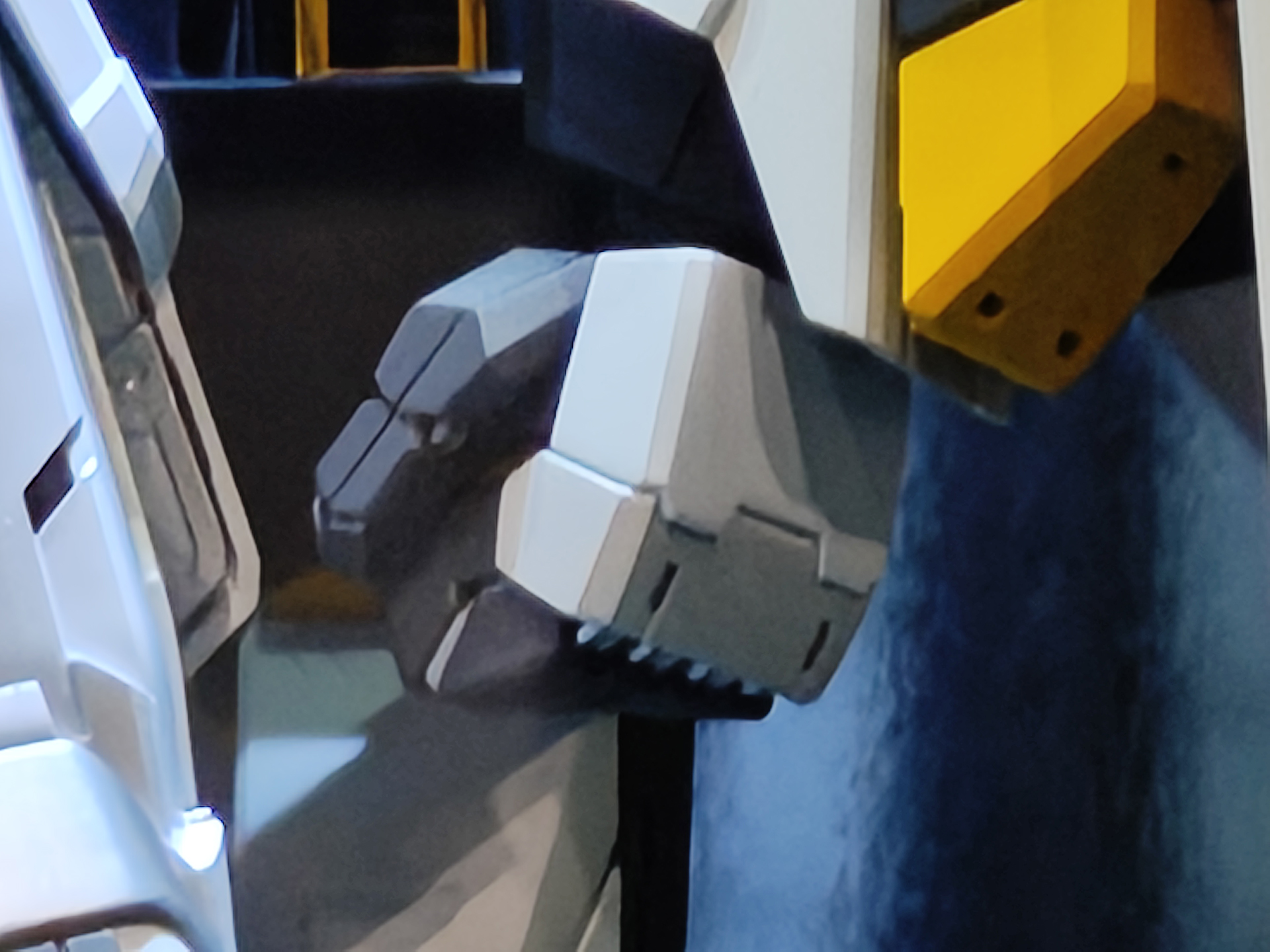 拳は閉じた状態のため、指先のダミーMS発射口は確認できず残念