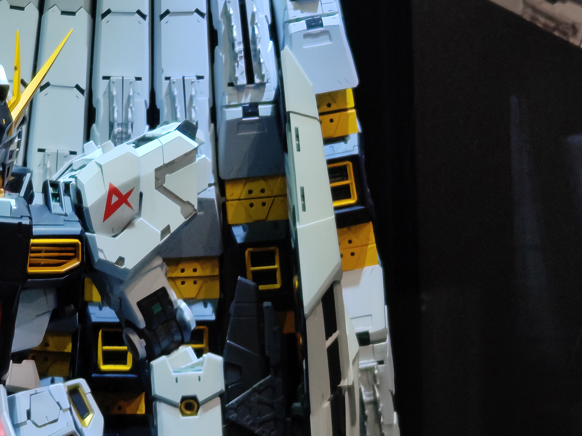 右端の数枚のフィン・ファンネルはディティールが確認しやすい