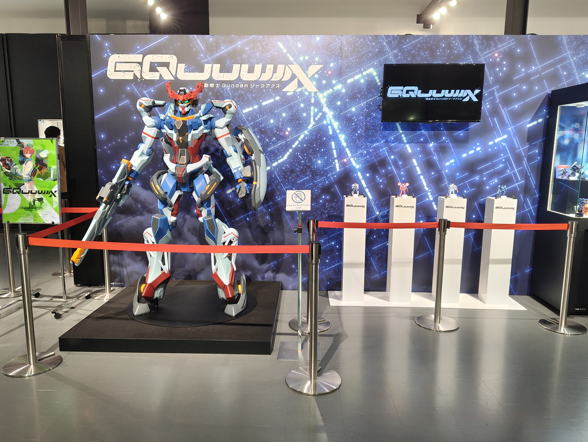 大型のGQuuuuuuX立像