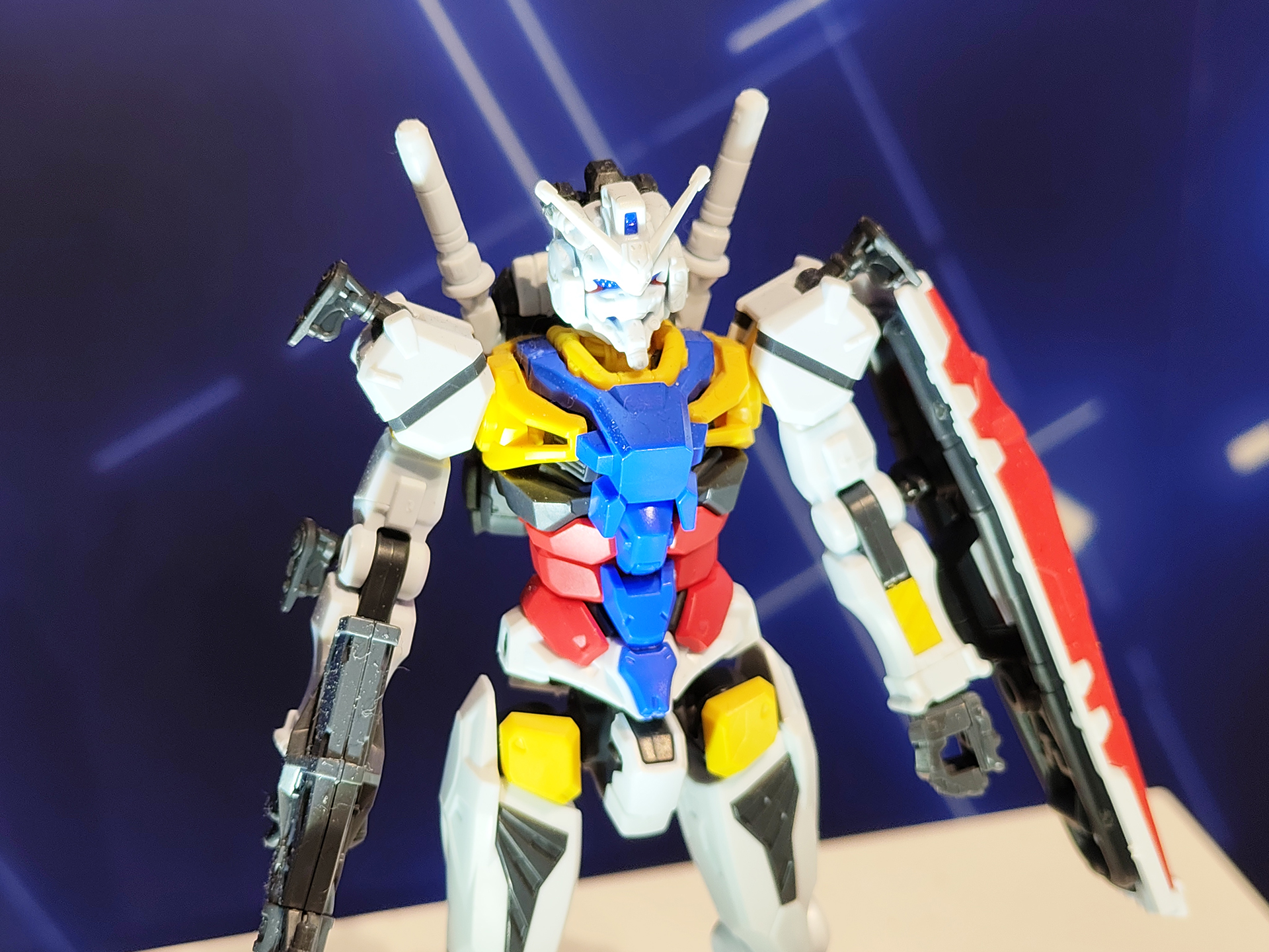 商品としては、「赤いガンダム」のバリエーションであるが、赤いガンダムとは異なる側頭部のデザインを再現。新規造形のニュー・ハイパー・バズーカが付属
