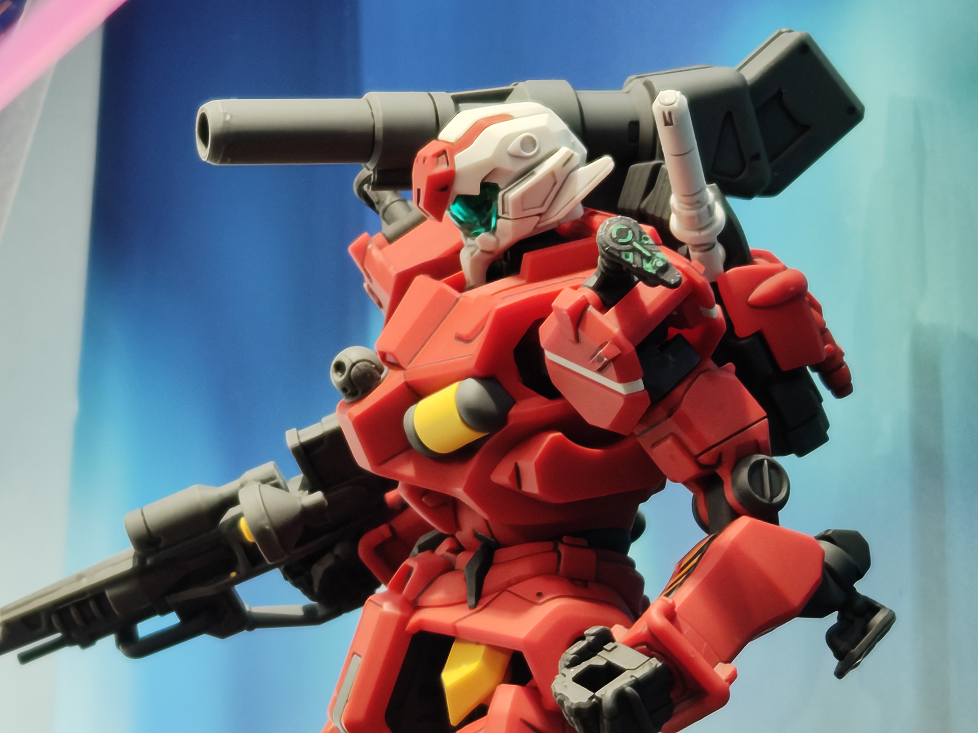 キャノン砲が右肩にしか装備されていない