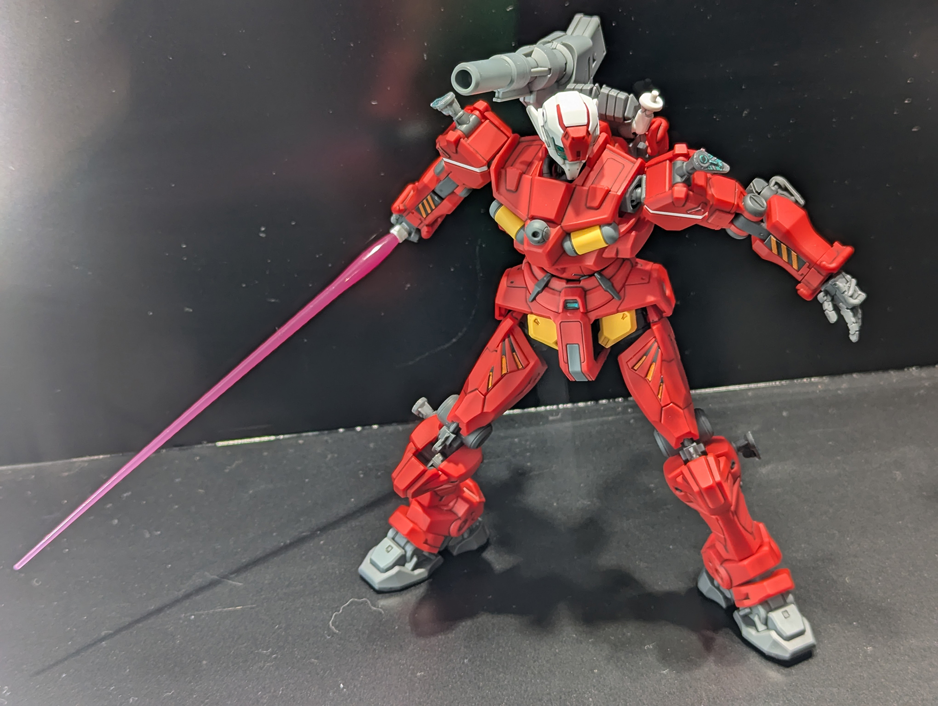 左肩にはビーム・サーベルがあり、白兵戦でも戦えるようになっている