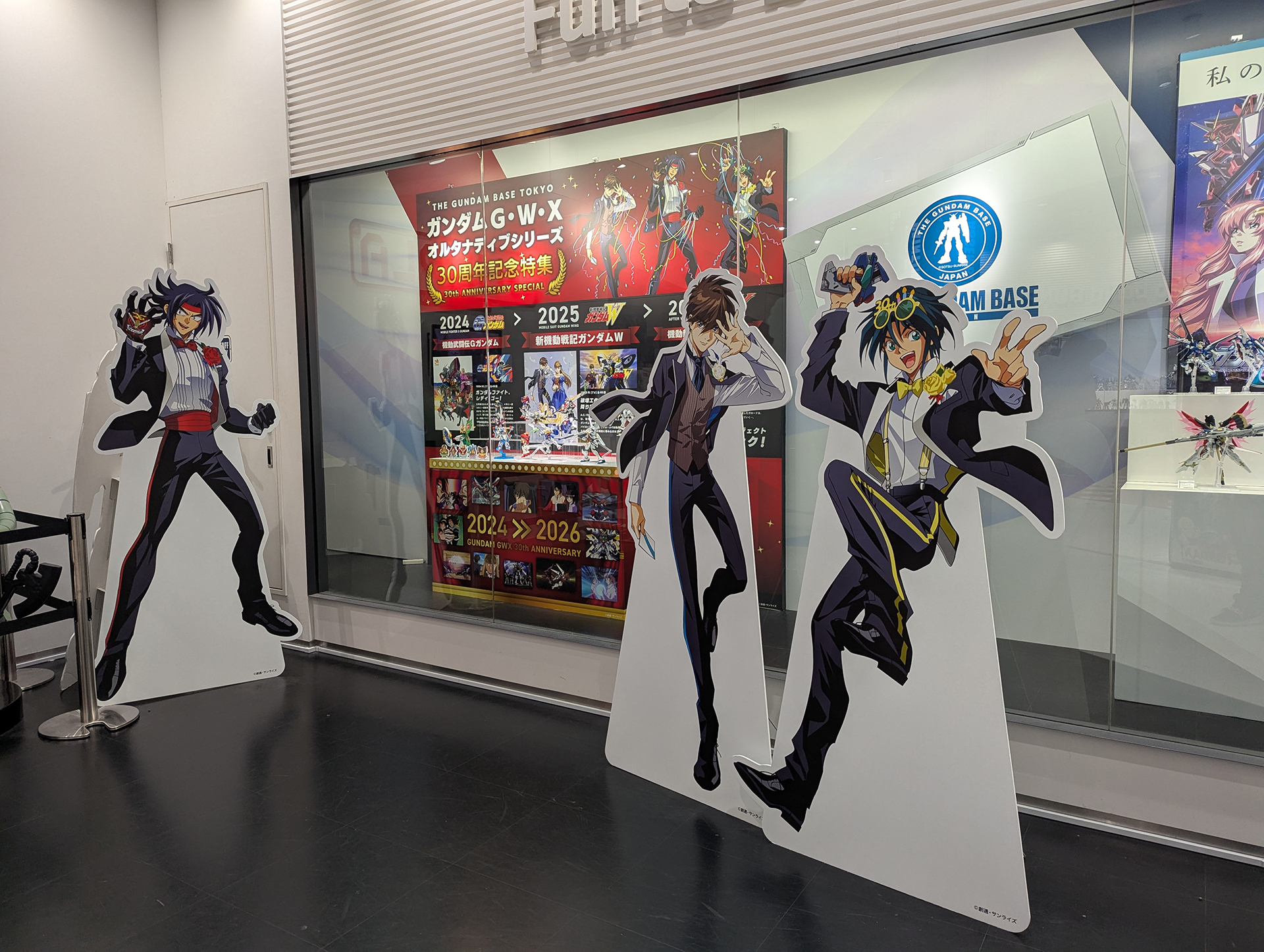 主人公キャラクターたちの等身大パネルも設置