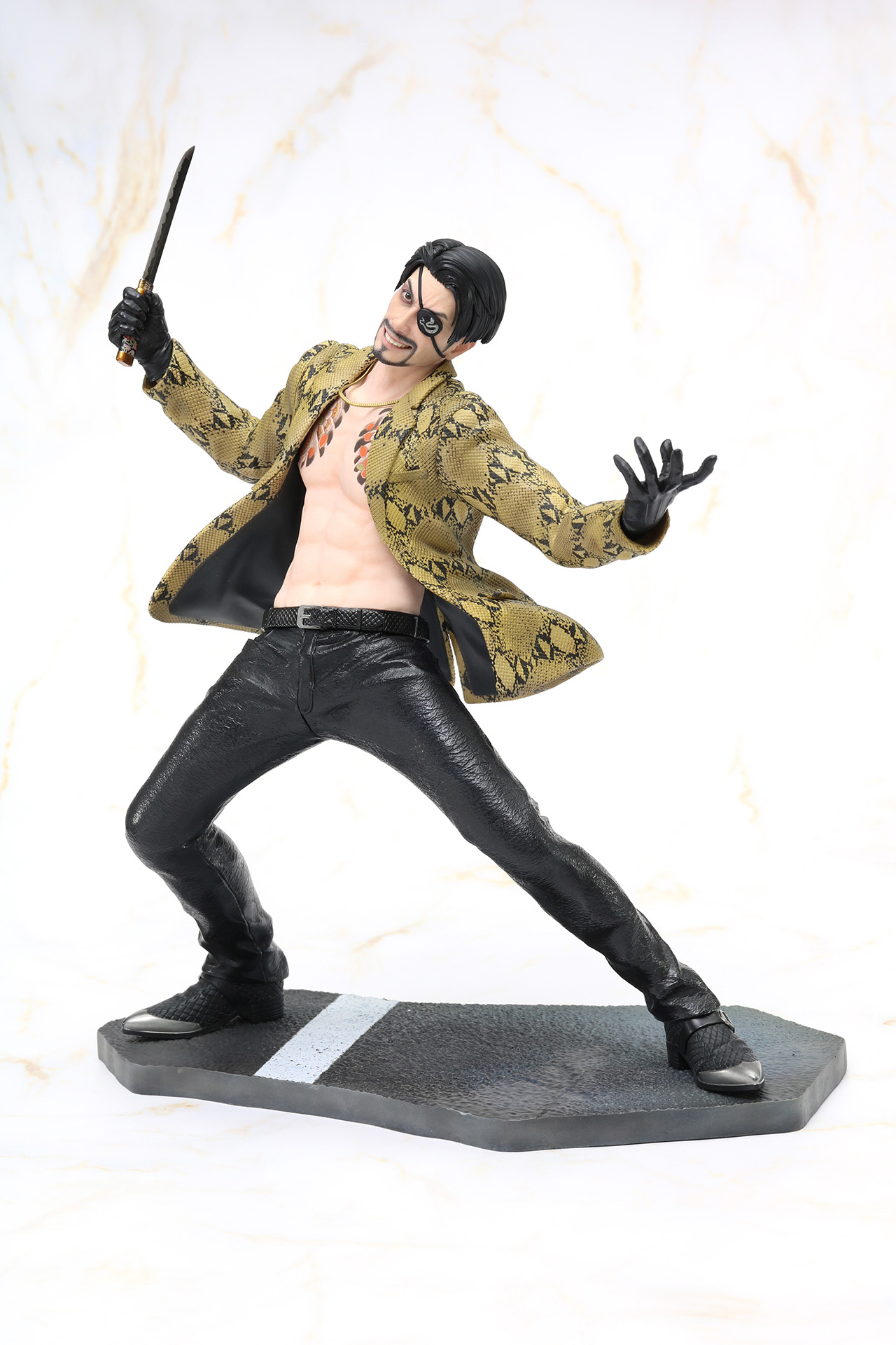 「嶋野の狂犬」にふさわしい大胆不敵なポーズで立体化