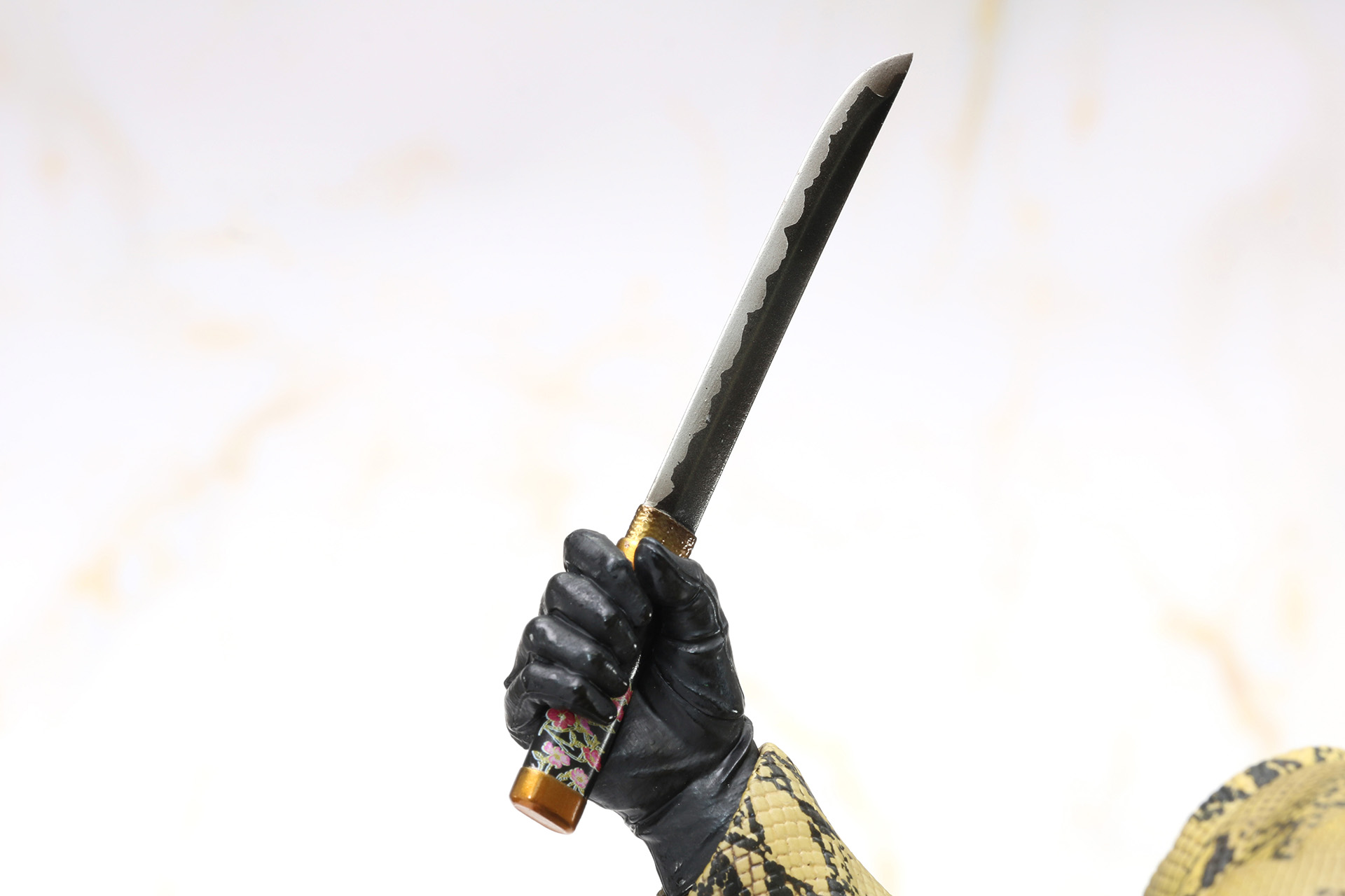 鬼炎のドスも柄の装飾まで施されている