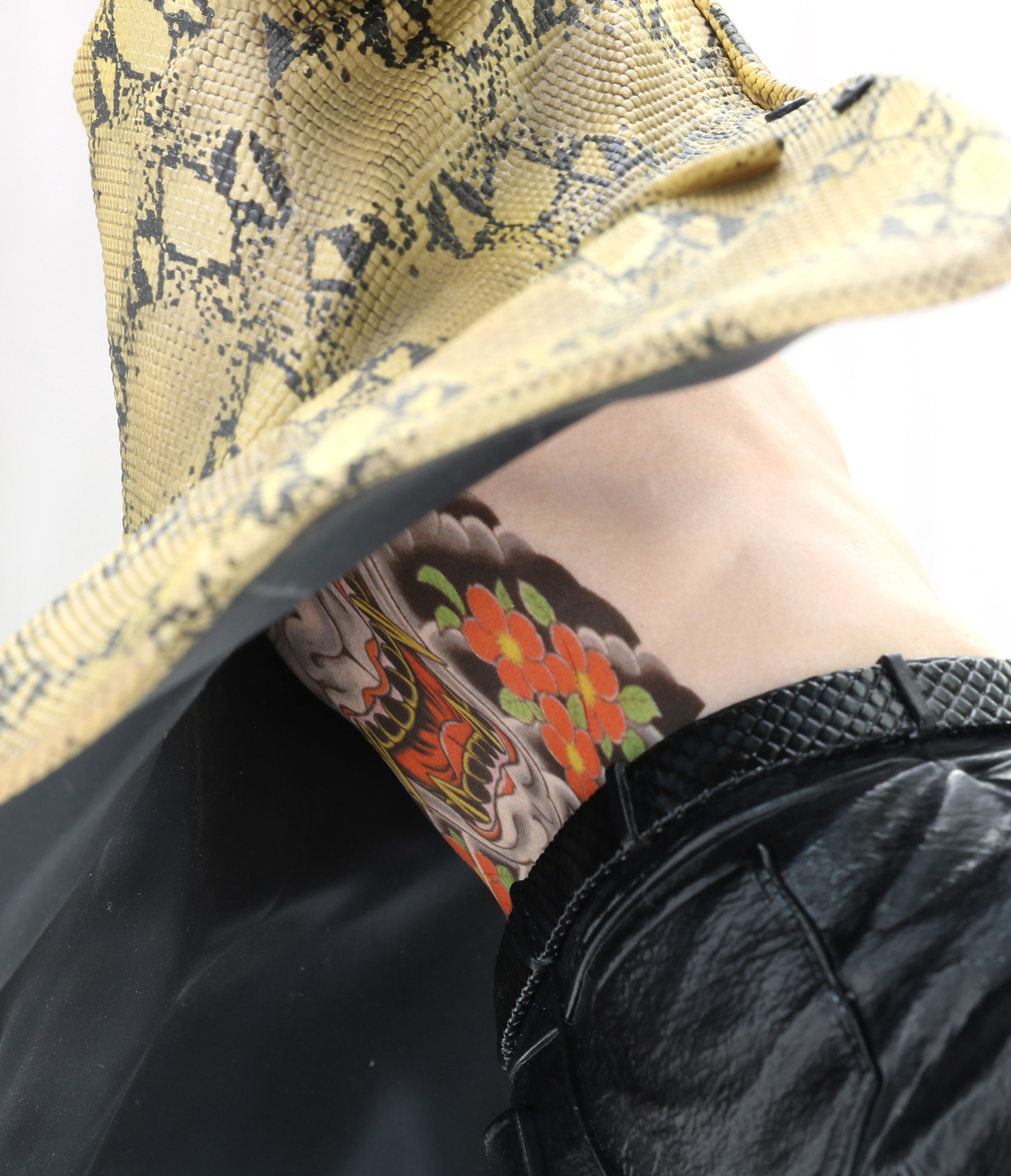 背中を除き込めば般若の刺青も