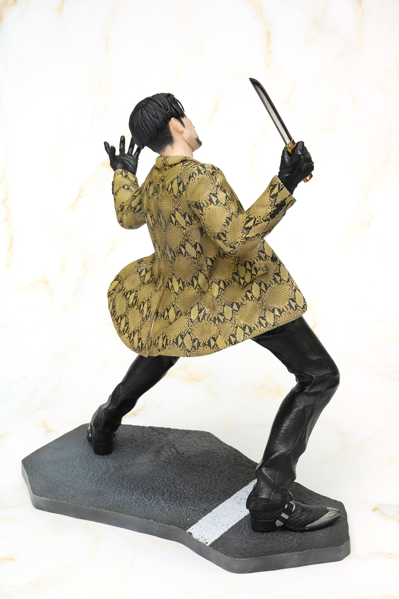 なびいたジャケットも躍動感抜群