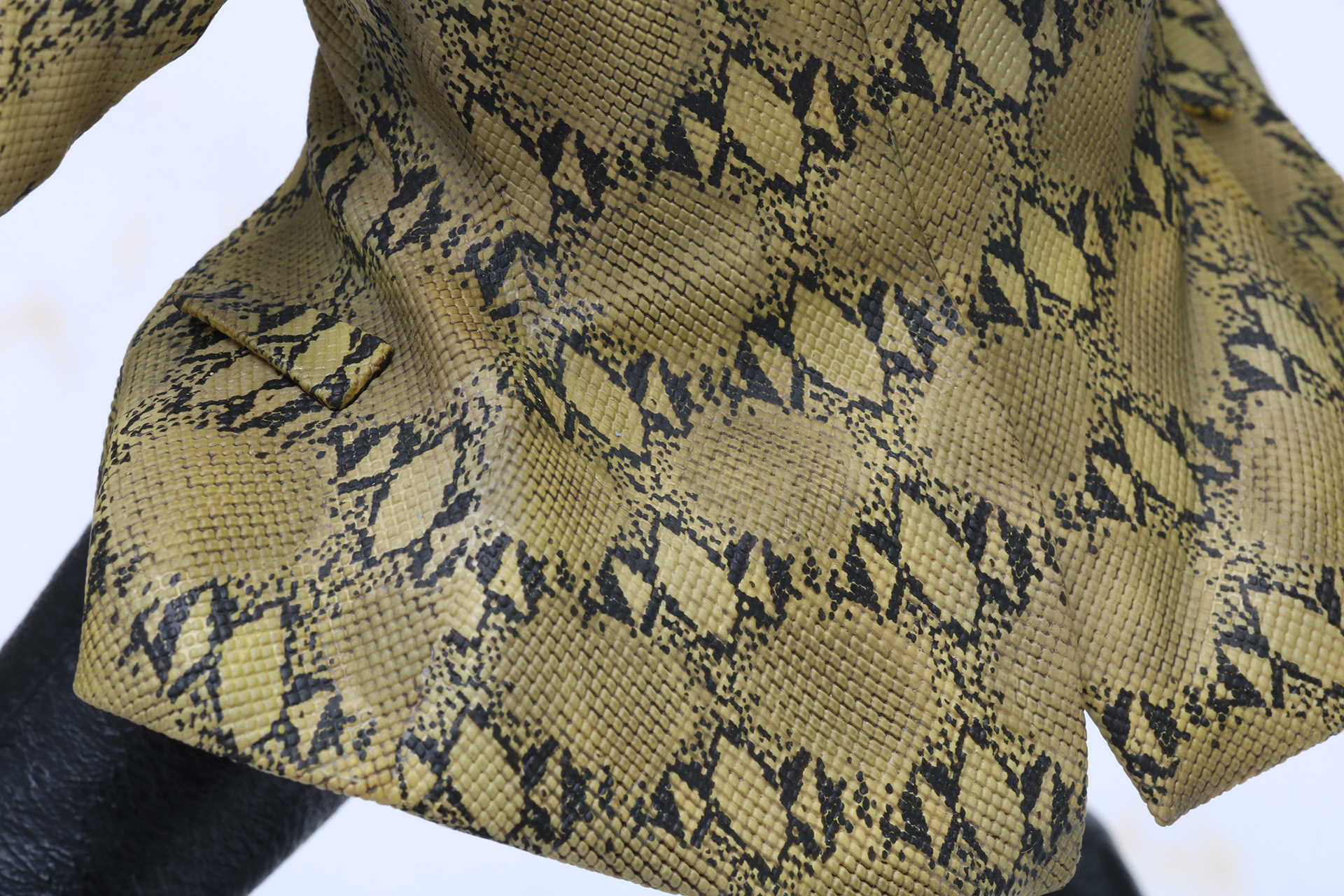 蛇柄も質感から模様まで細かく造形