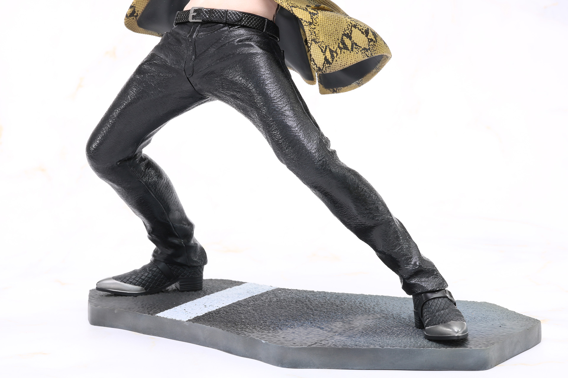 パンツもレザーのような質感