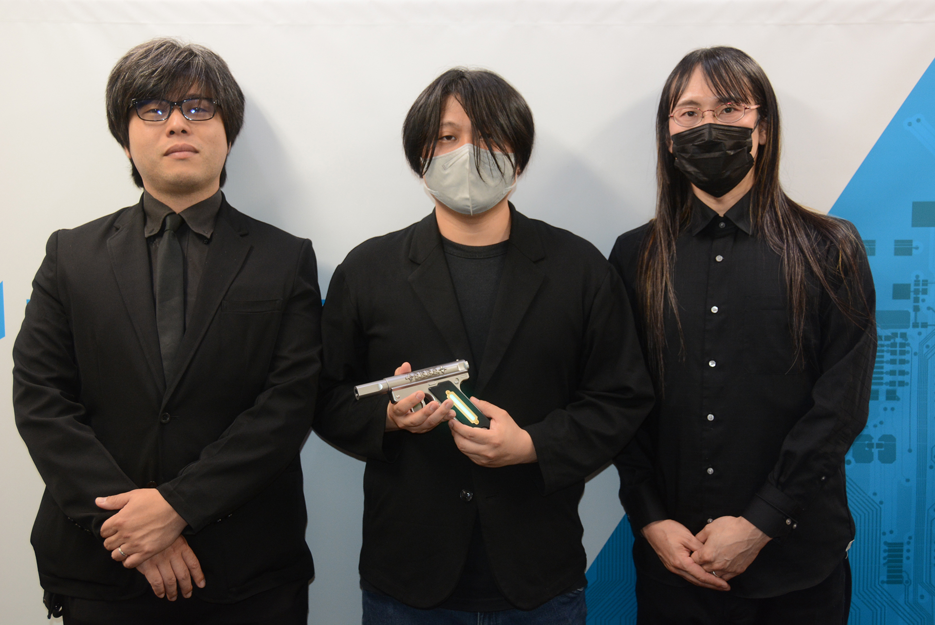今回お話を聞いた3人。右から生産担当のCerevo取締役の椚座淳介氏、ソフトウェア担当の吉野光氏、ハードウェア担当の吉野郁弥氏