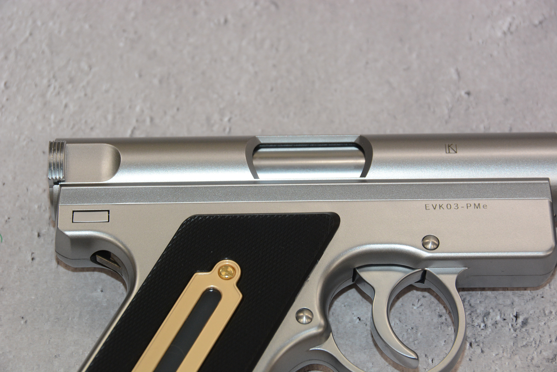 排莢口や刻印など実際の銃のように見えるディテール。ボルト部分は「テウルギア」で効果的にクローズアップされる