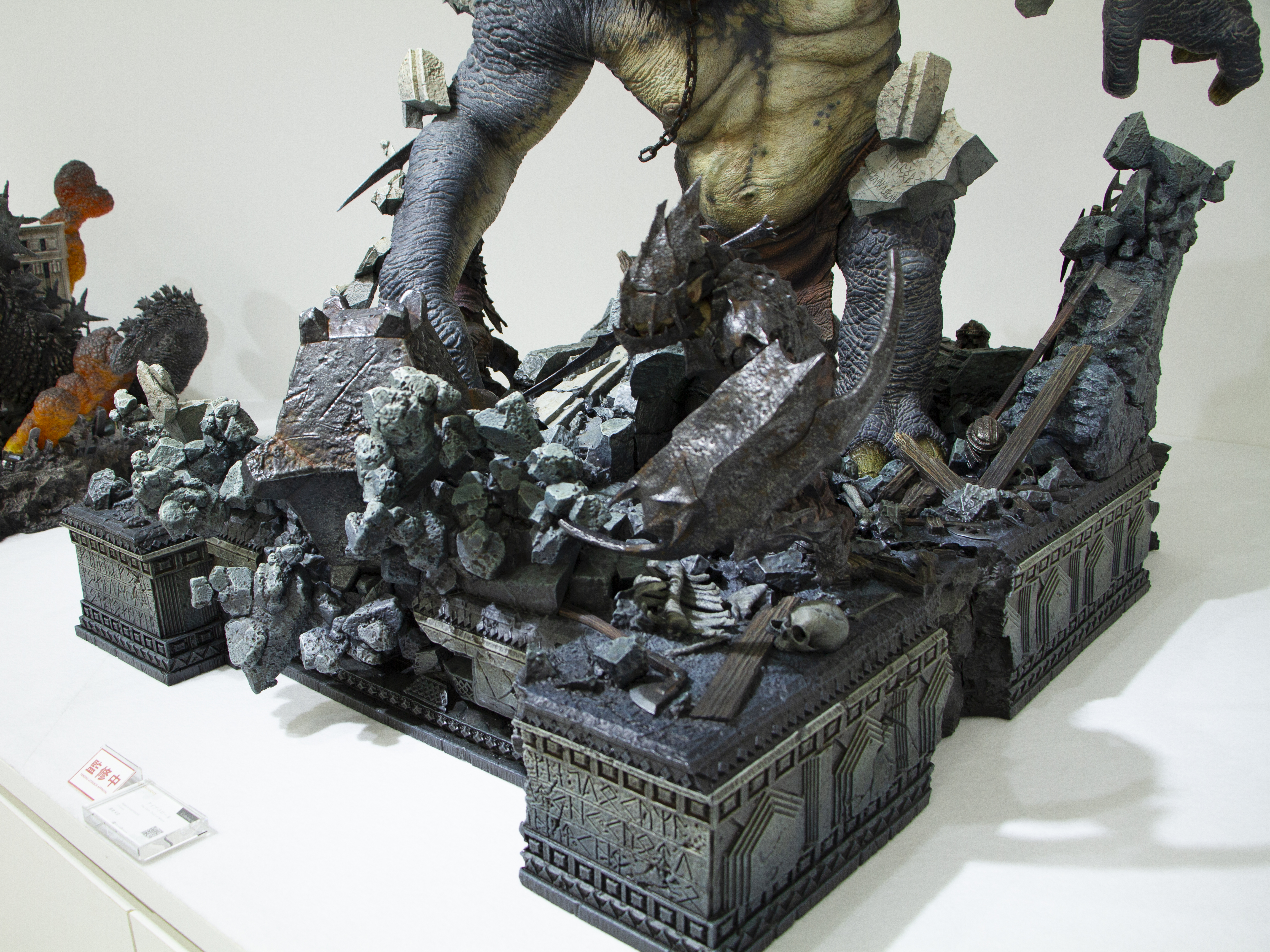 モリアを表現した台座