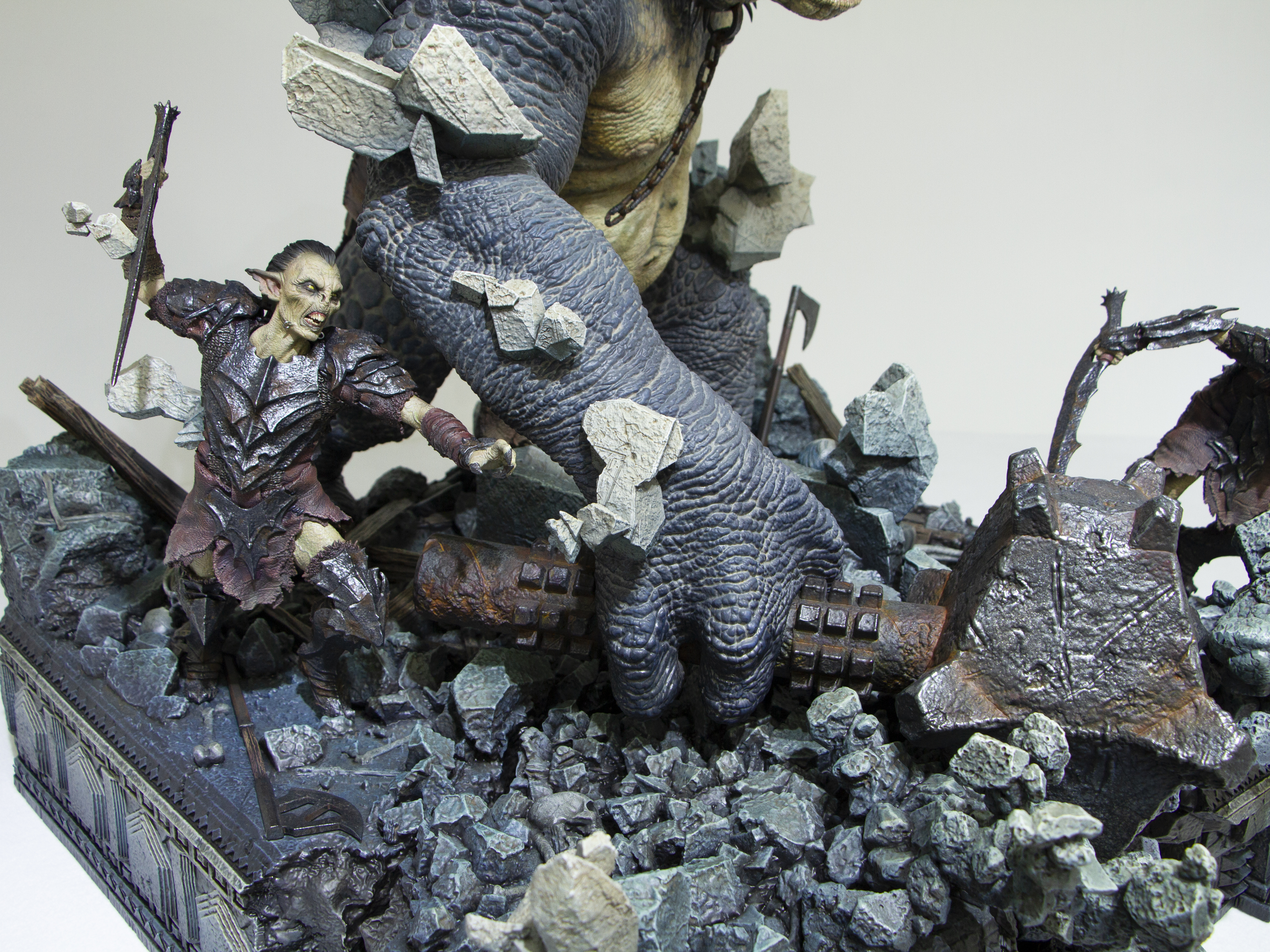 ハンマーが振り下ろされ砕けた地面