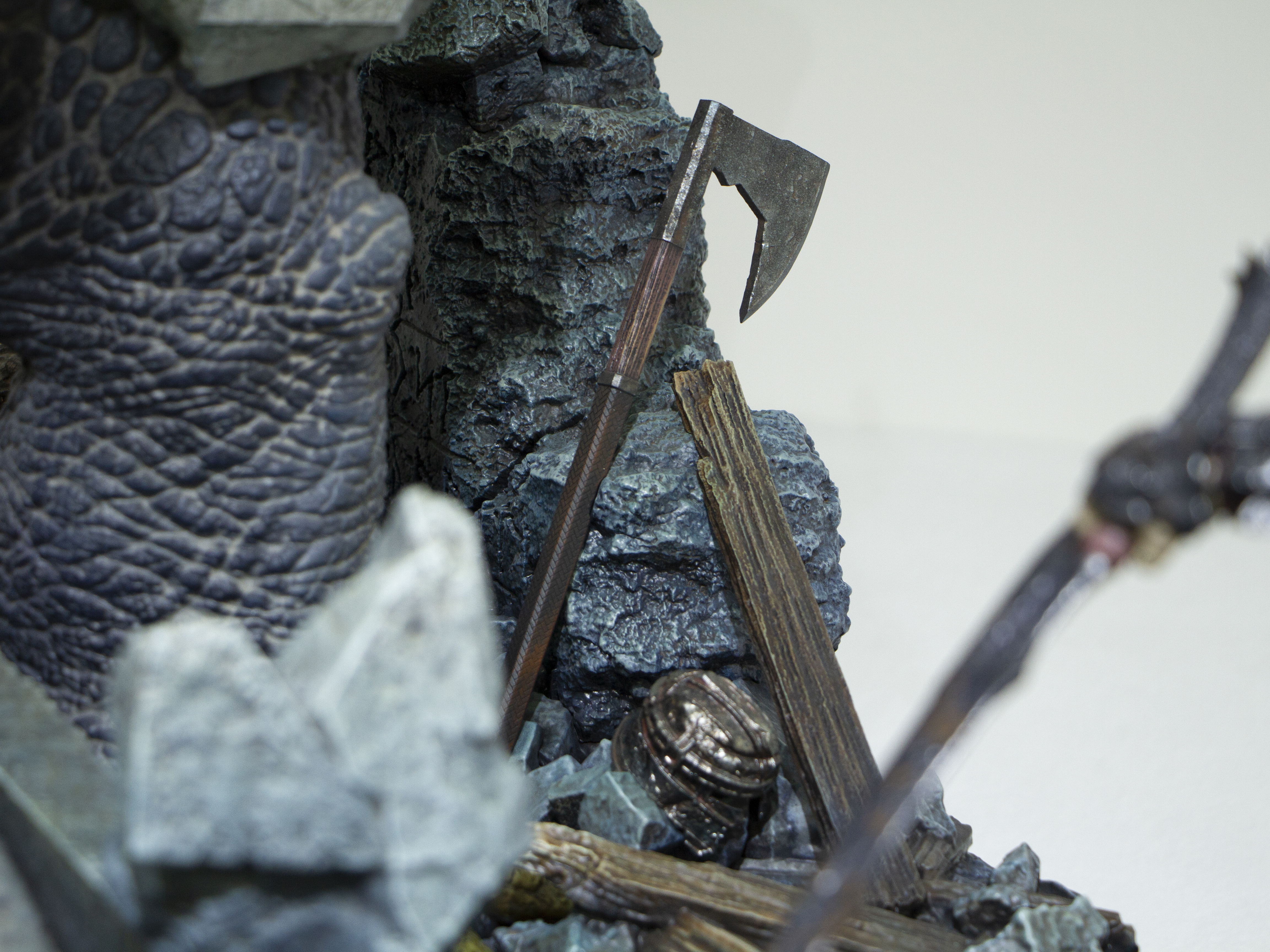 古めかしい武器や小物も添えられている