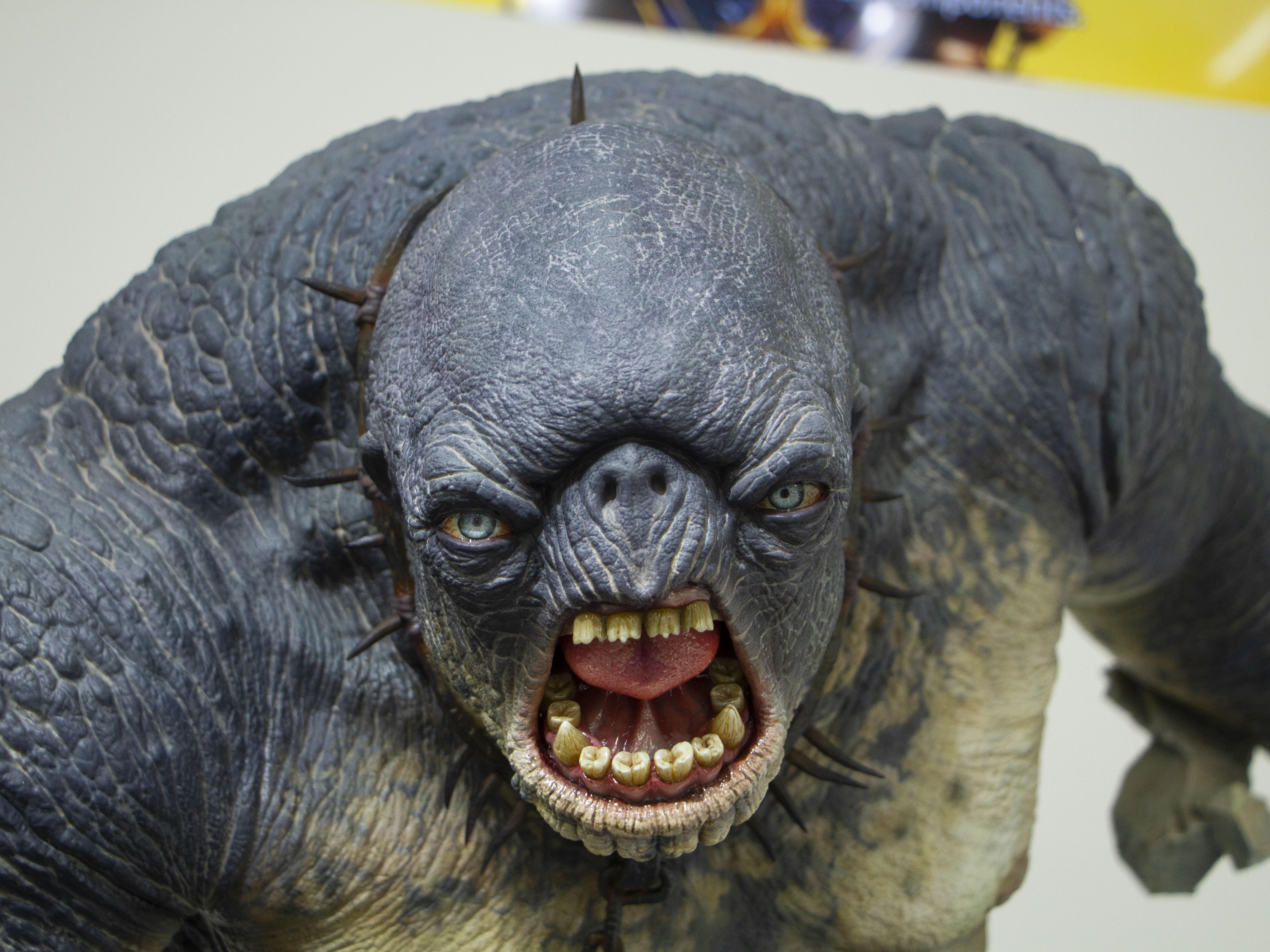 大口を開けて咆哮する姿