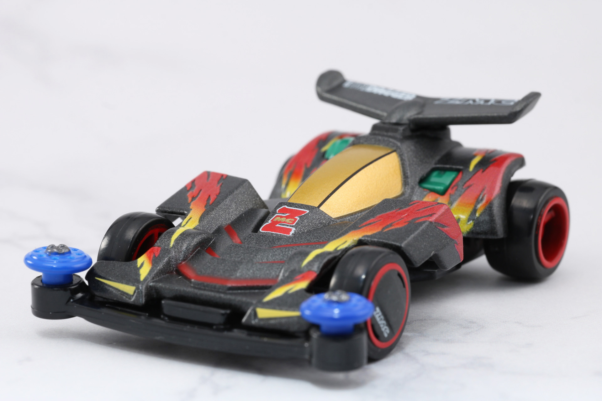 直線的なボディデザインや車高の低さも再現