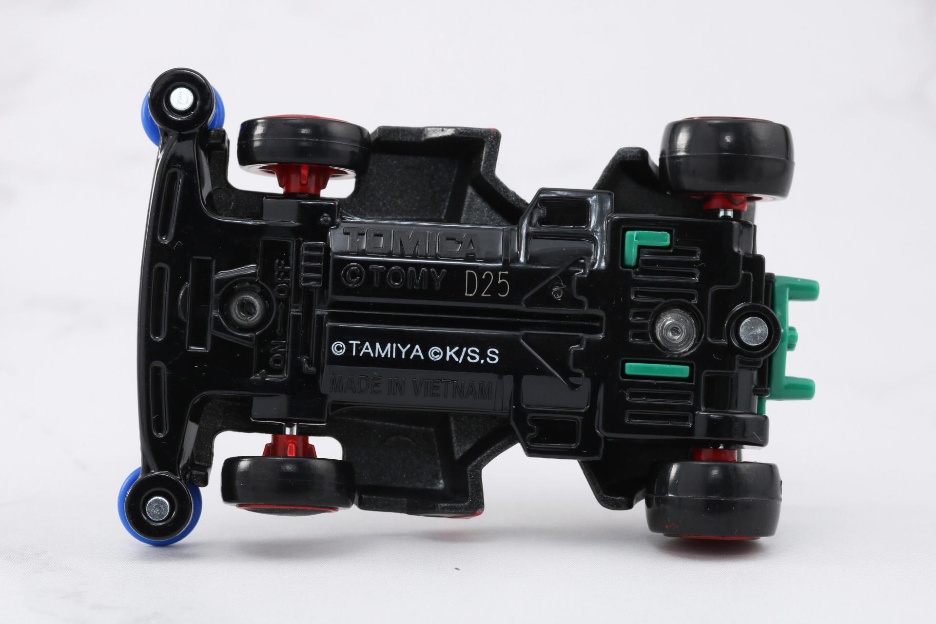 裏面を見ればシャシー造形の作り込みもわかる