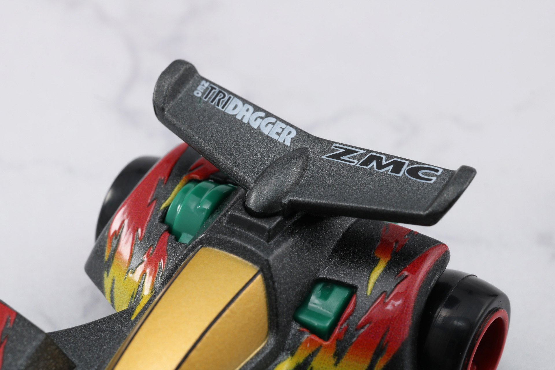 大型のウイングには「ネオトライダガーZMC」のマーキングも