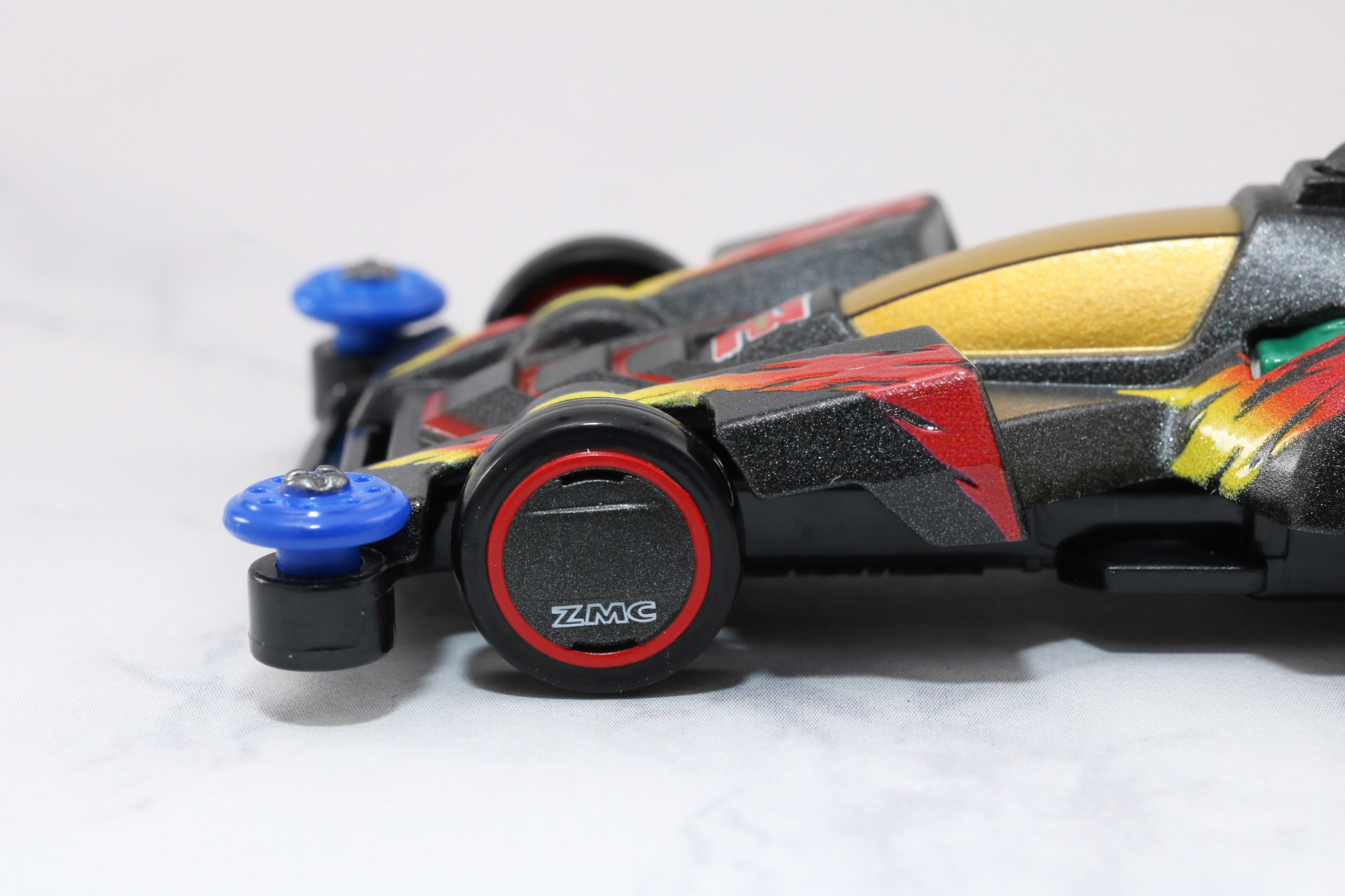 フロントタイヤにはホイールキャップ造形が再現されている